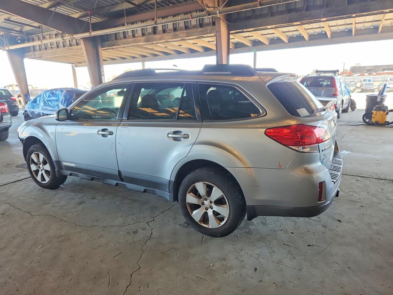 2012 Subaru Outback 2.5i Premium Серебряный vin: 4S4BRBGC9C3267307