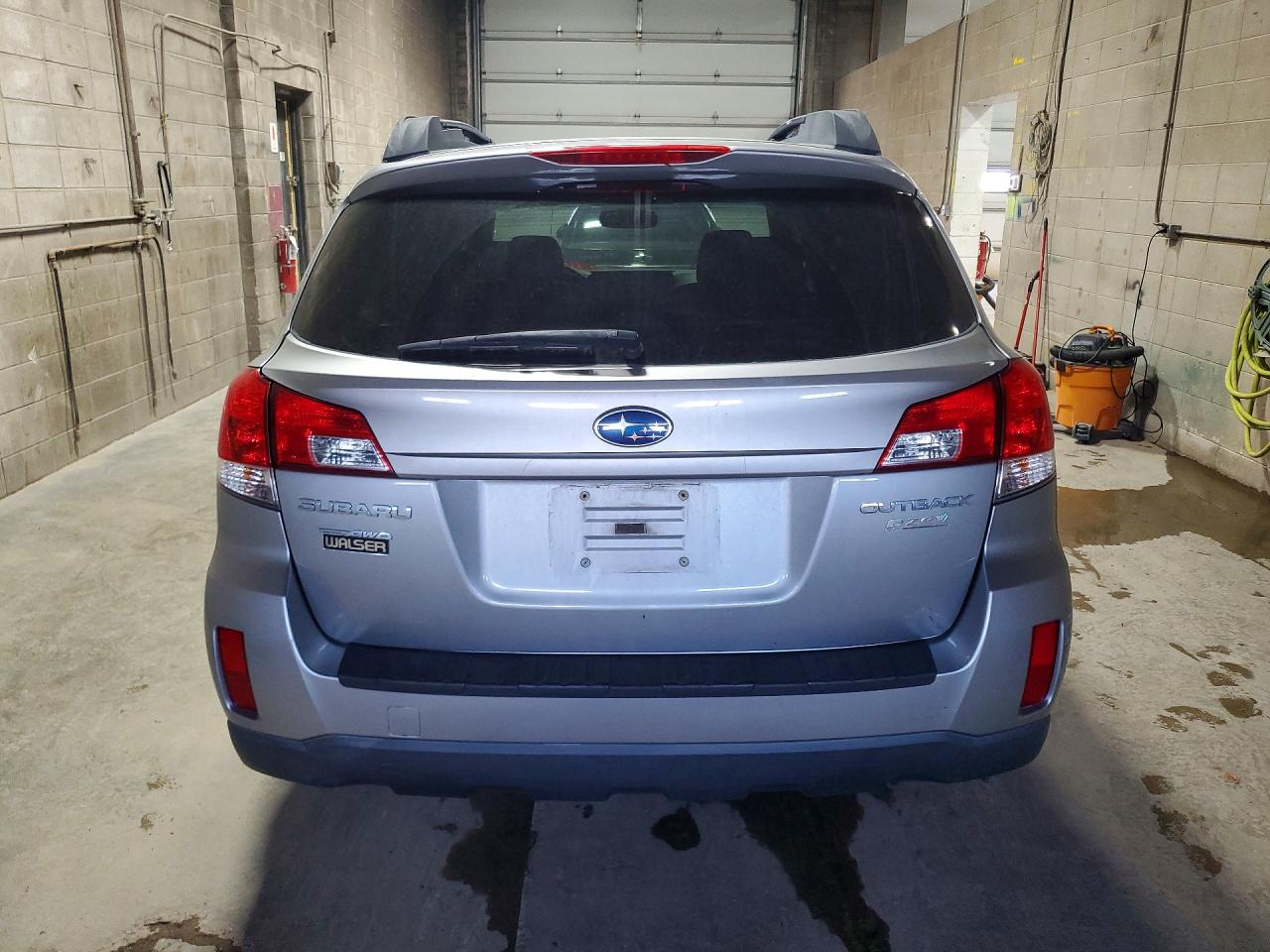 2010 Subaru Outback 2.5i Premium Silver vin: 4S4BRBGCXA3326619