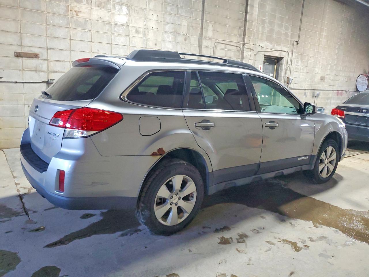 2010 Subaru Outback 2.5i Premium Silver vin: 4S4BRBGCXA3326619