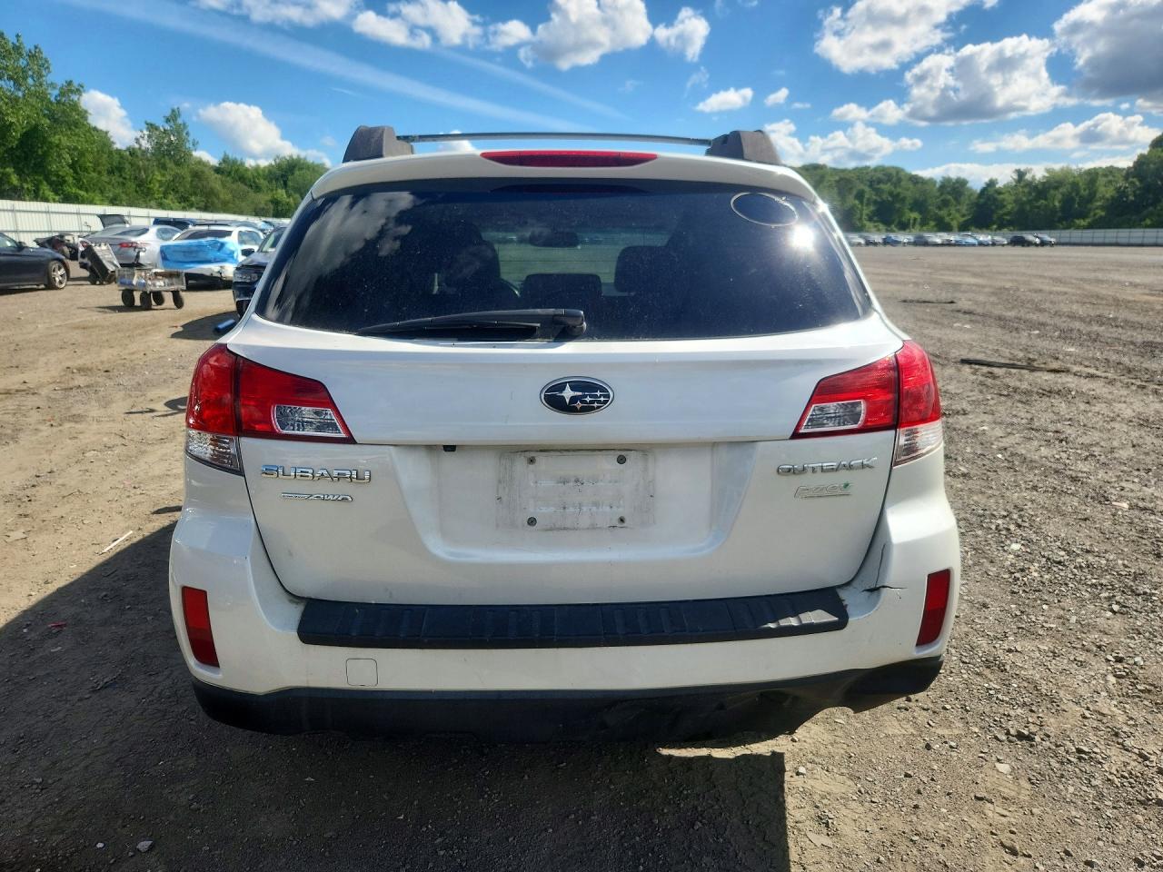 2013 Subaru Outback 2.5i Premium White vin: 4S4BRBGCXD3241719