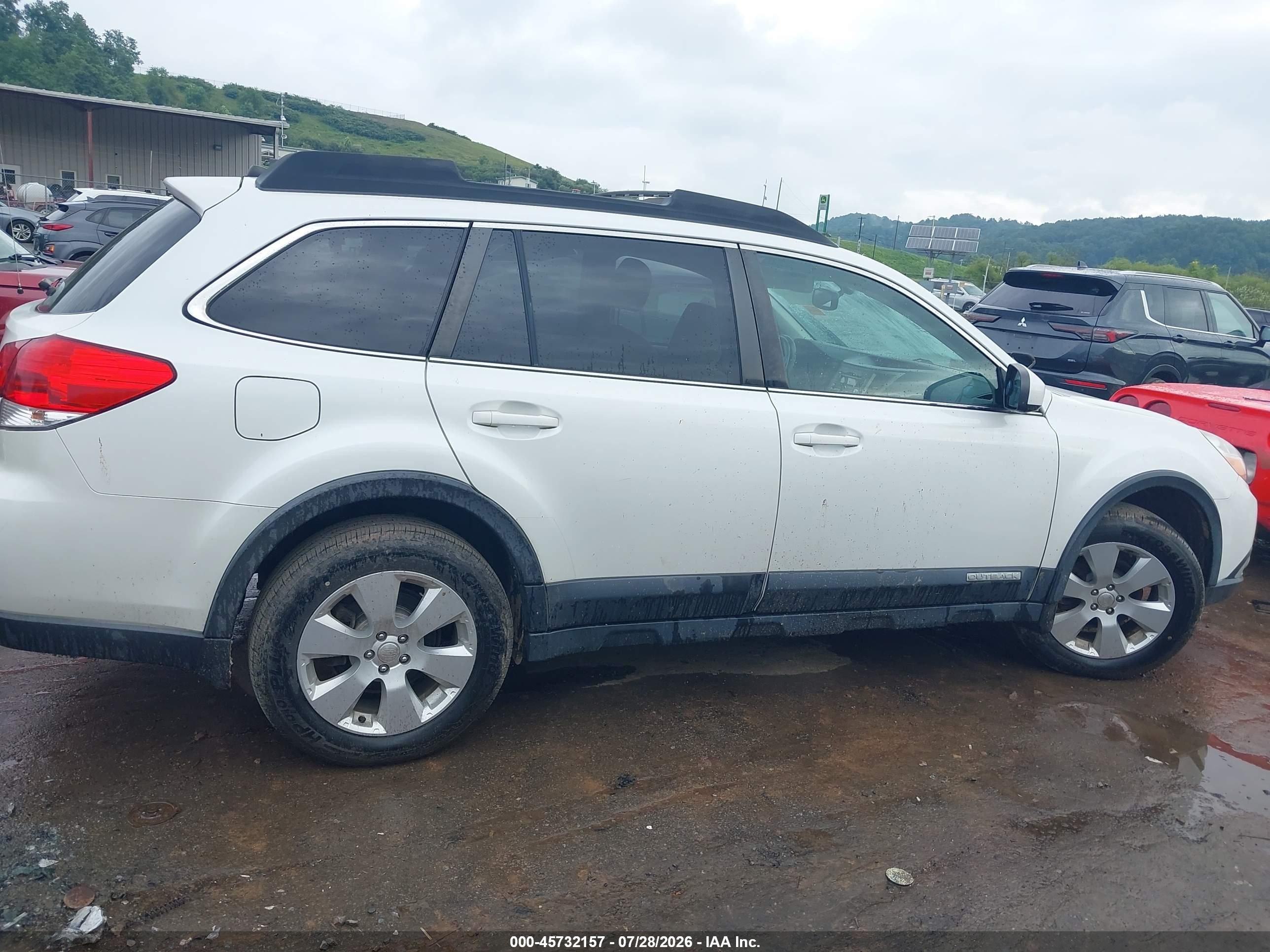 2011 Subaru Outback 2.5i Premium White vin: 4S4BRBHC1B1420013