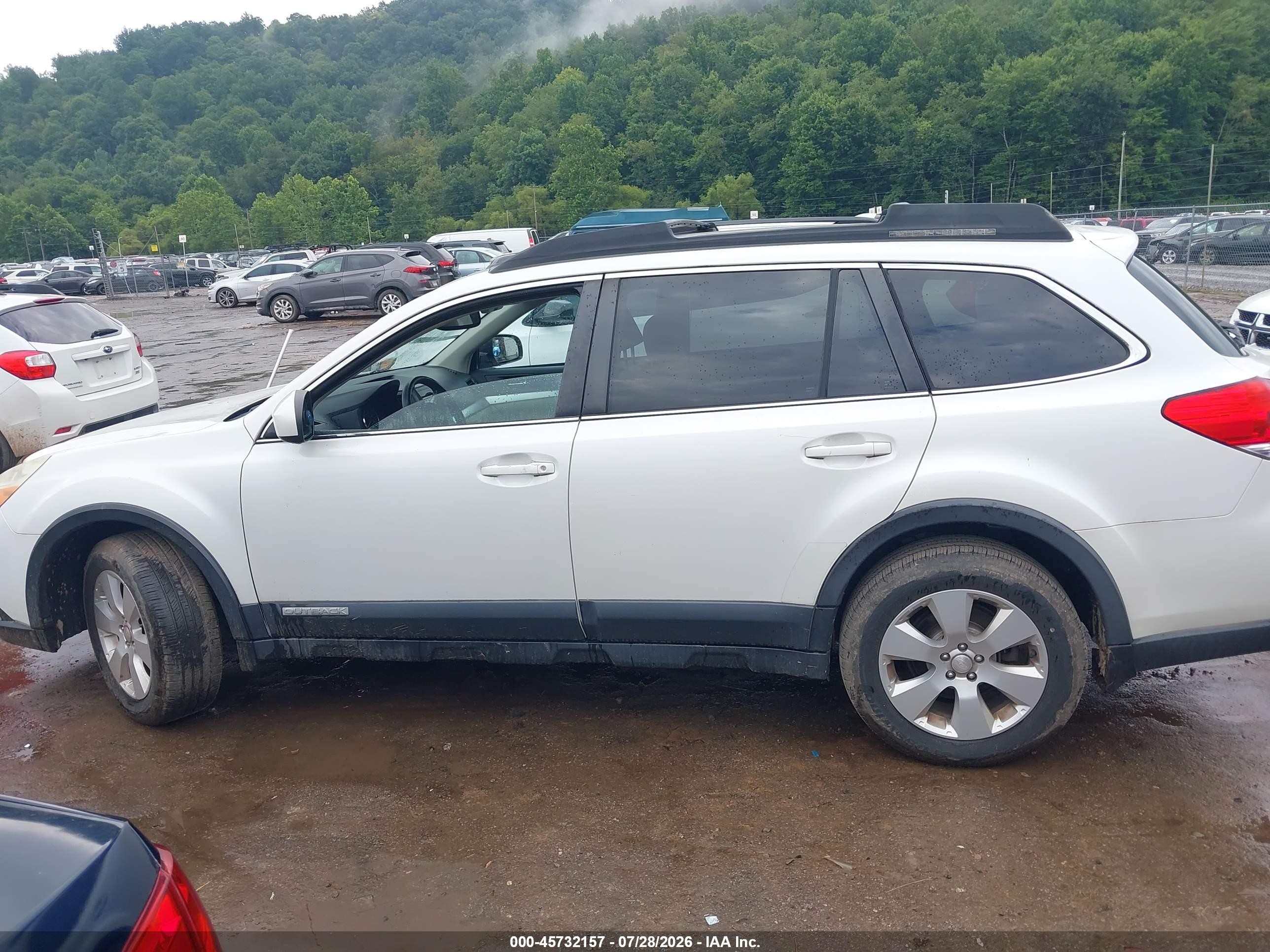 2011 Subaru Outback 2.5i Premium White vin: 4S4BRBHC1B1420013