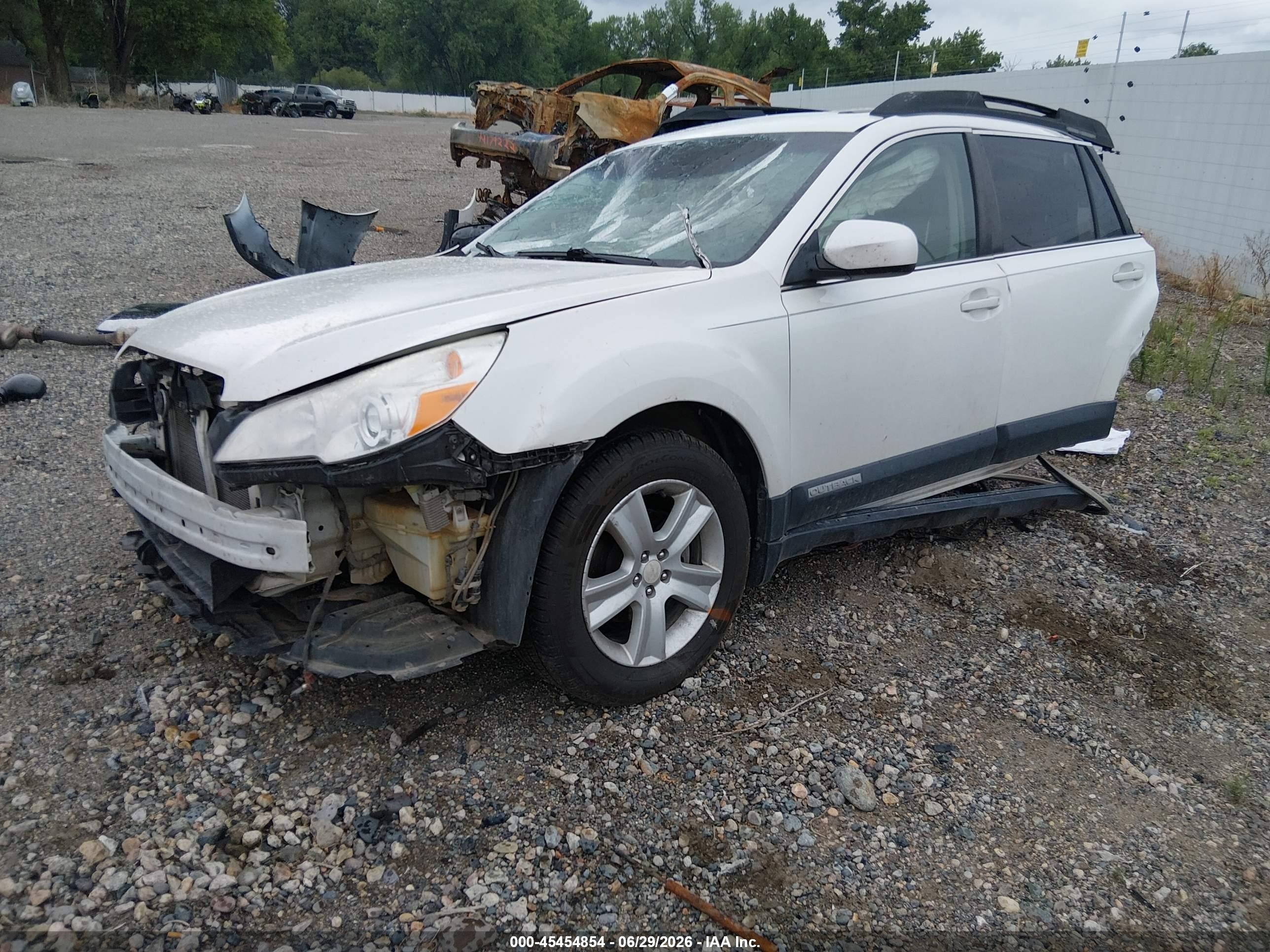 2011 Subaru Outback 2.5i Premium White vin: 4S4BRBHC1B3347679
