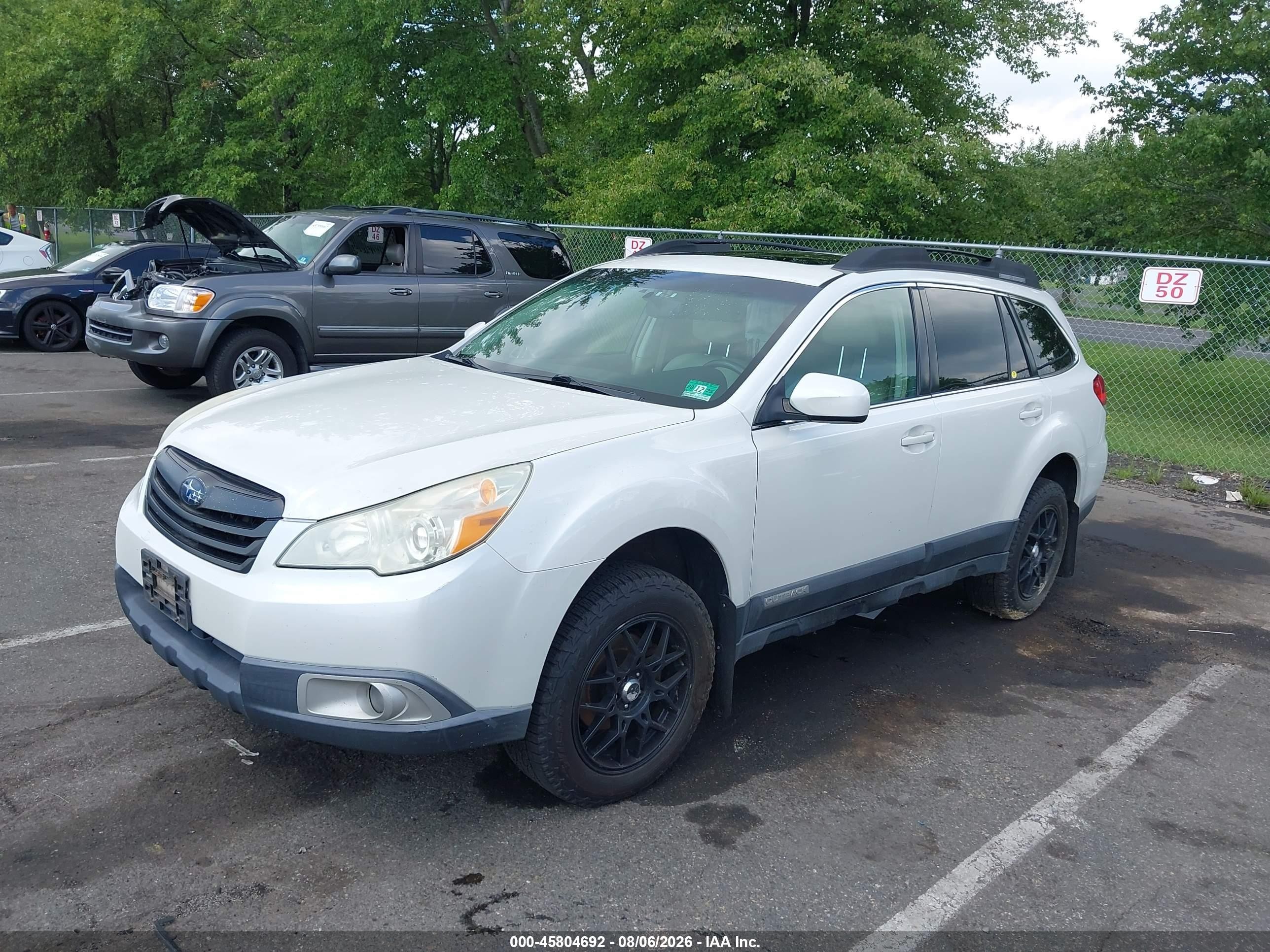 2011 Subaru Outback 2.5i Premium White vin: 4S4BRBHCXB1358451