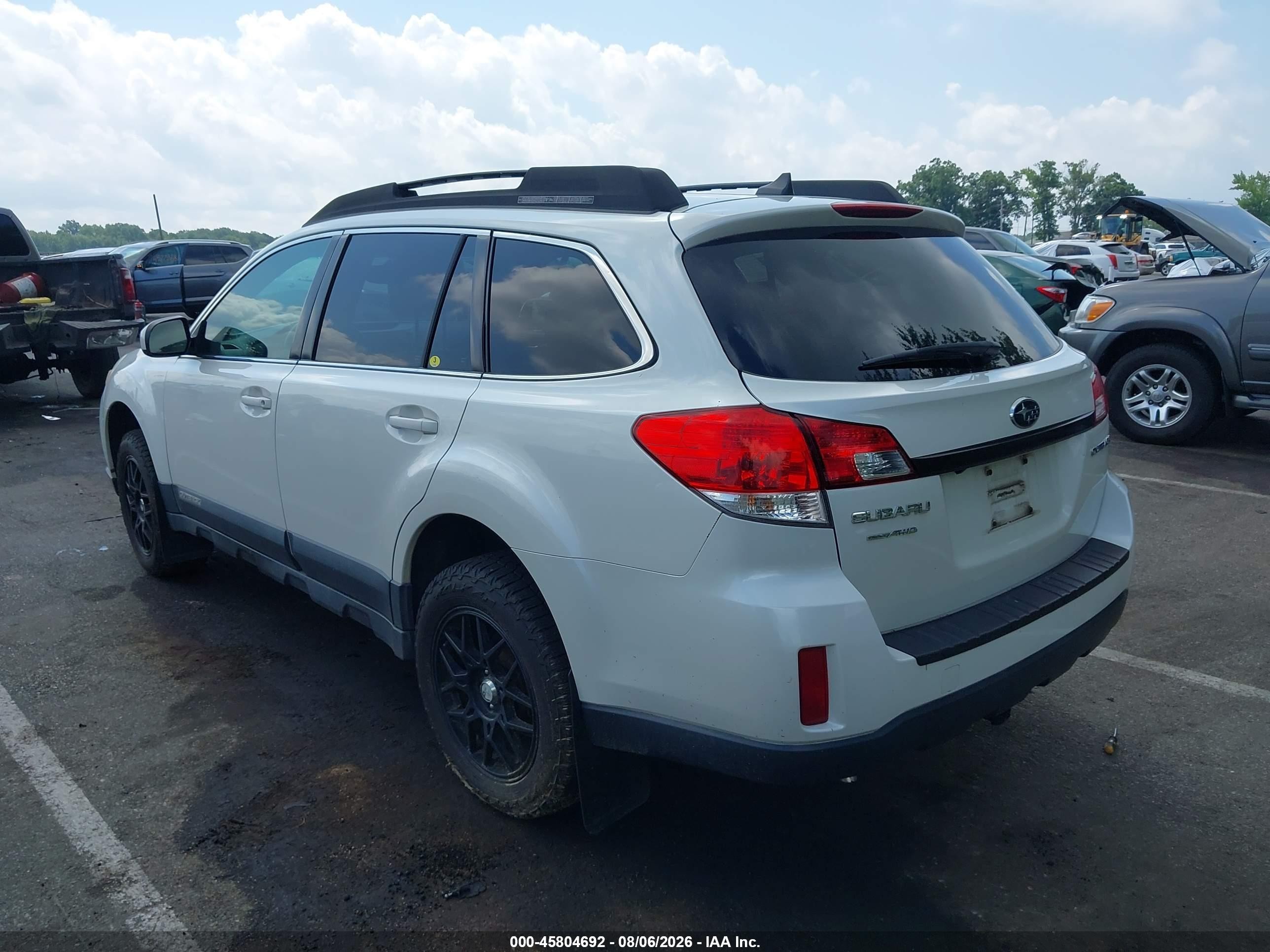 2011 Subaru Outback 2.5i Premium White vin: 4S4BRBHCXB1358451