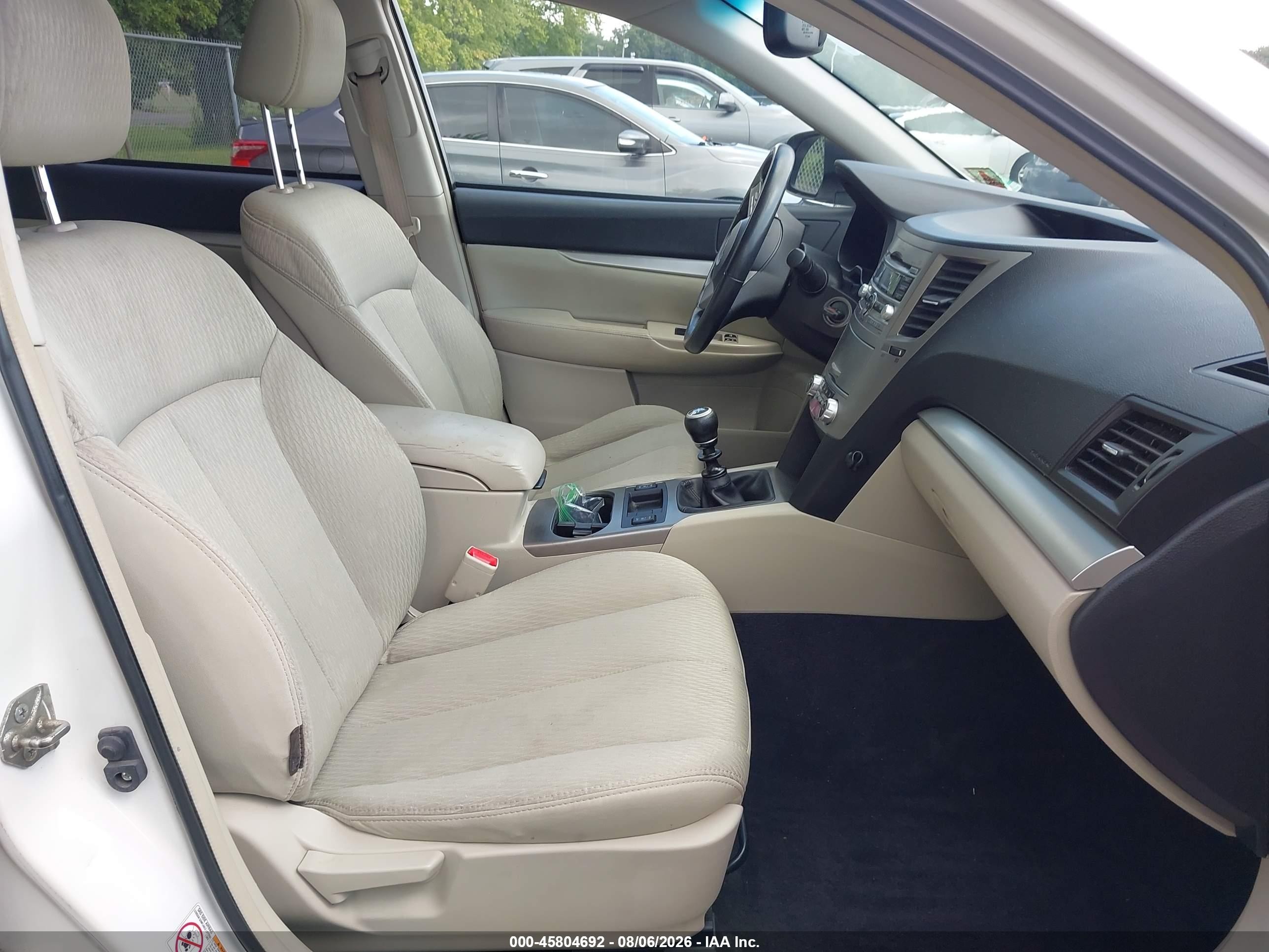 2011 Subaru Outback 2.5i Premium White vin: 4S4BRBHCXB1358451