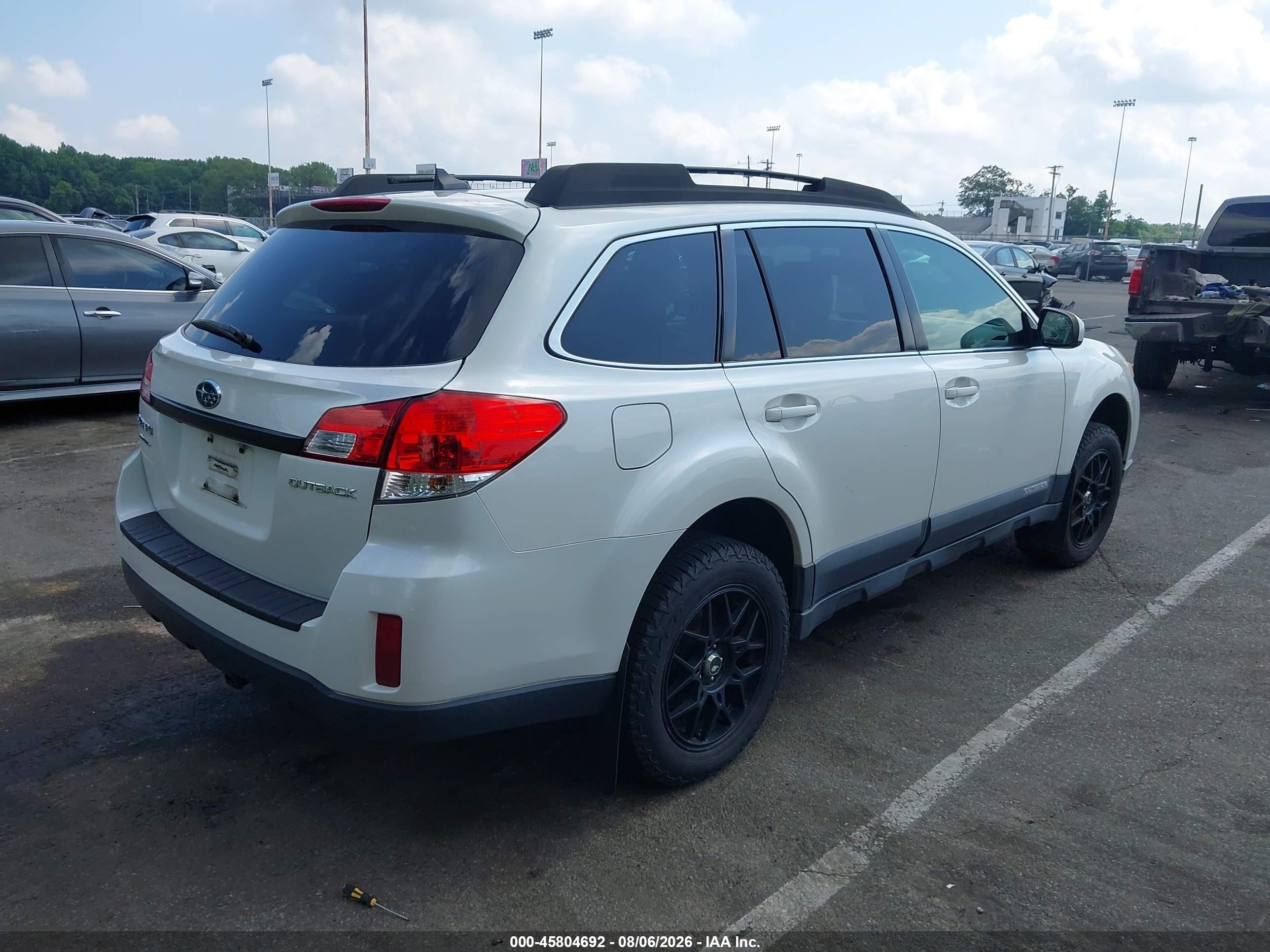 2011 Subaru Outback 2.5i Premium White vin: 4S4BRBHCXB1358451