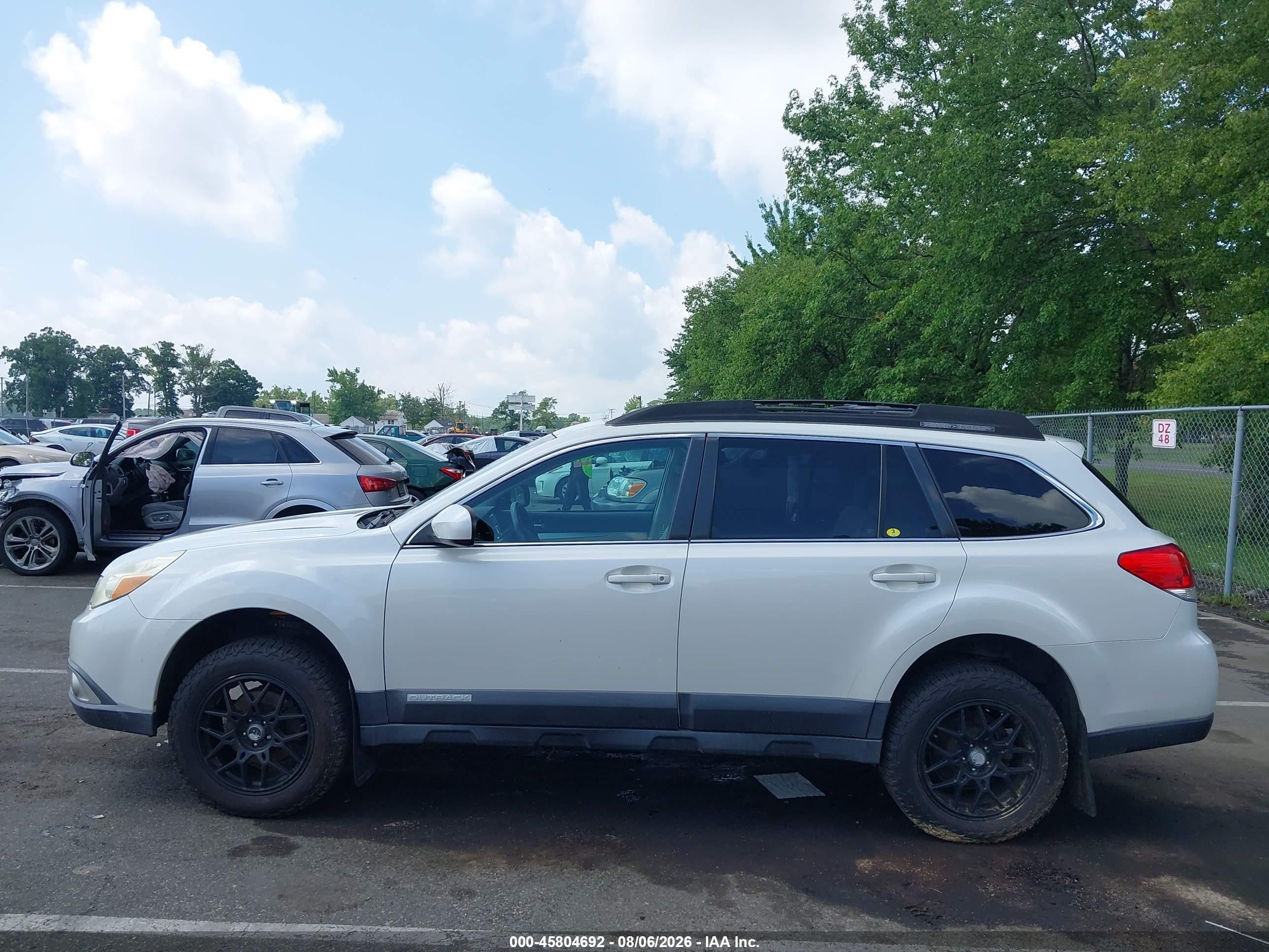 2011 Subaru Outback 2.5i Premium White vin: 4S4BRBHCXB1358451
