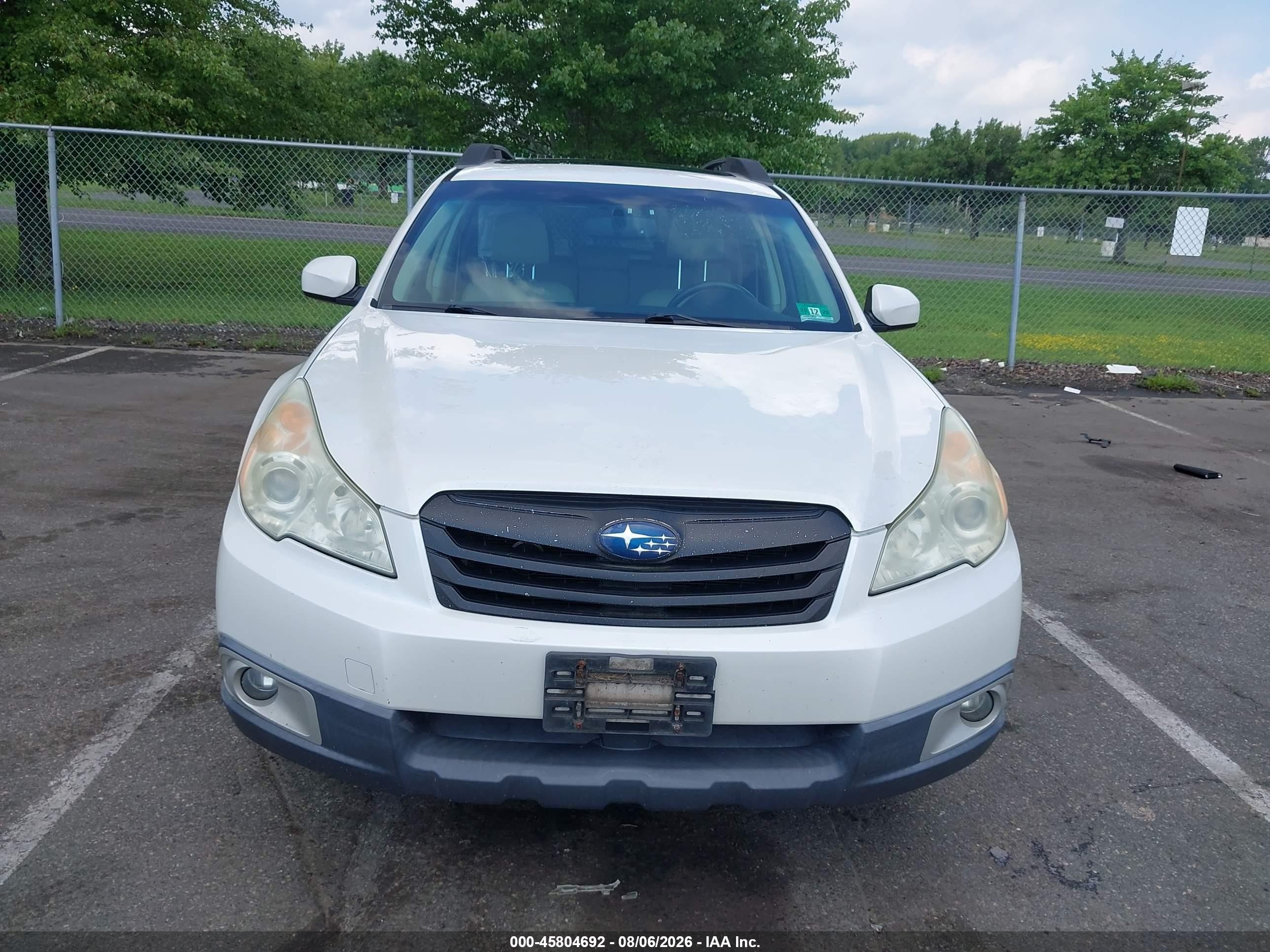 2011 Subaru Outback 2.5i Premium White vin: 4S4BRBHCXB1358451
