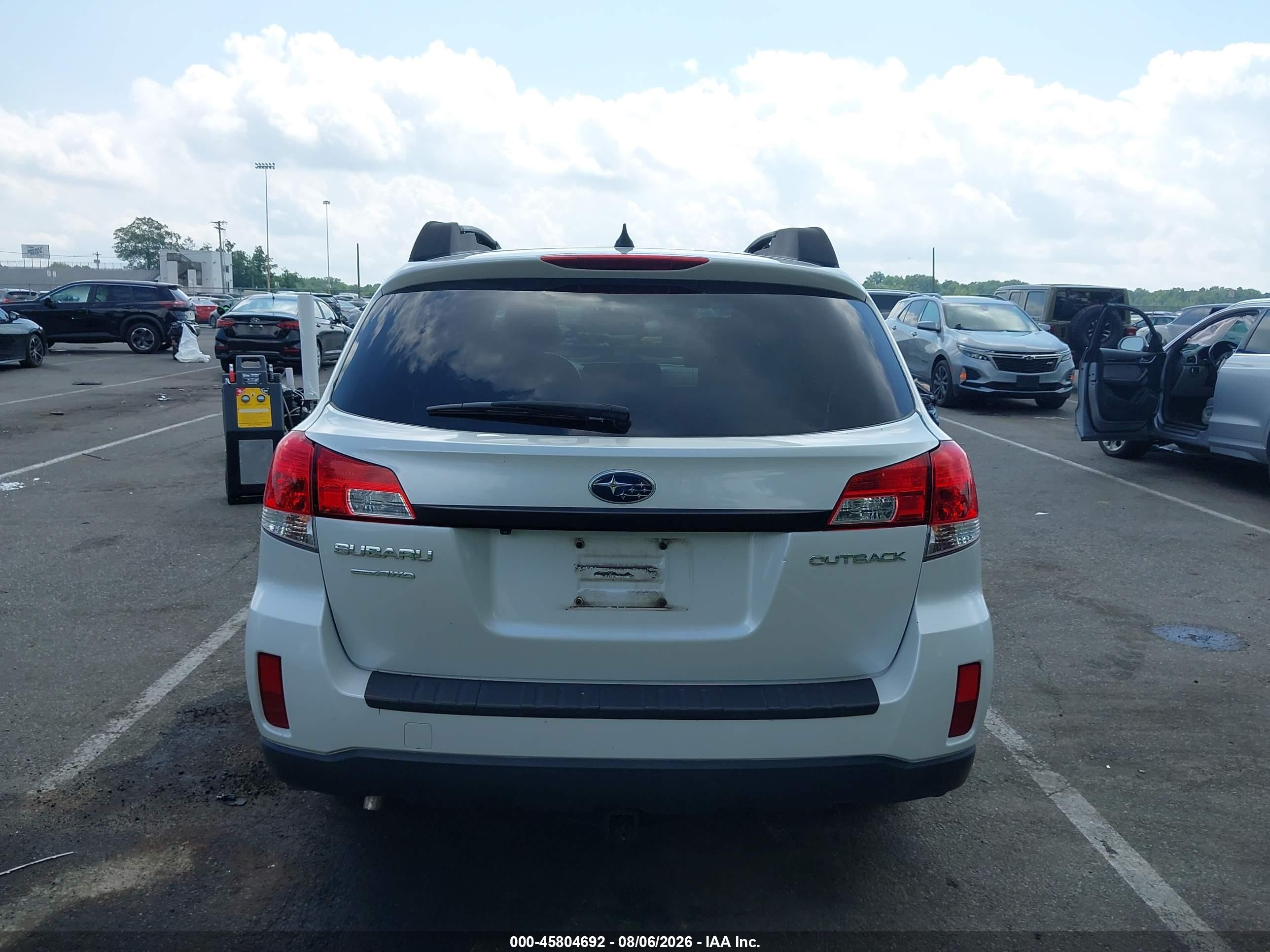 2011 Subaru Outback 2.5i Premium White vin: 4S4BRBHCXB1358451