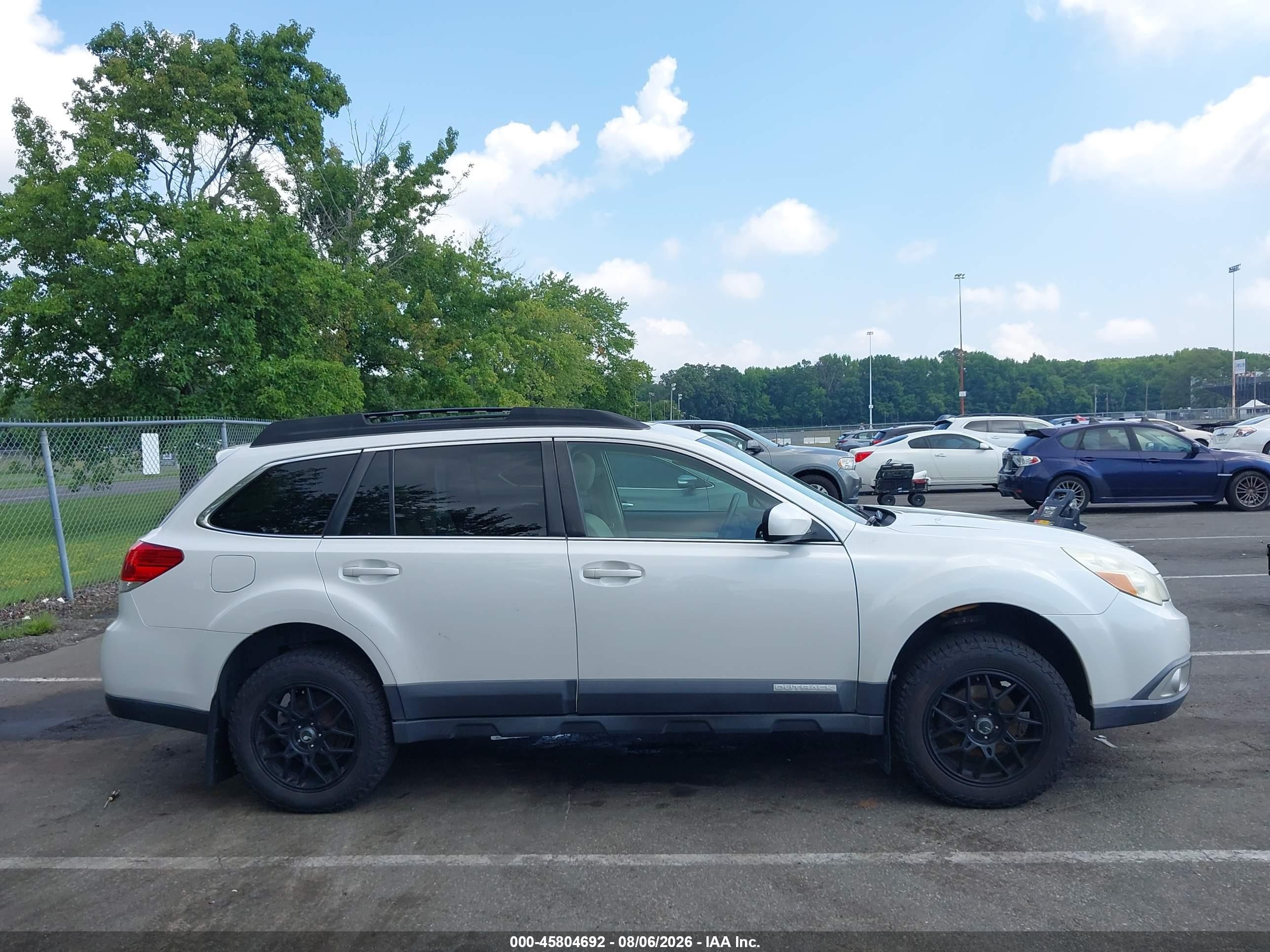 2011 Subaru Outback 2.5i Premium White vin: 4S4BRBHCXB1358451