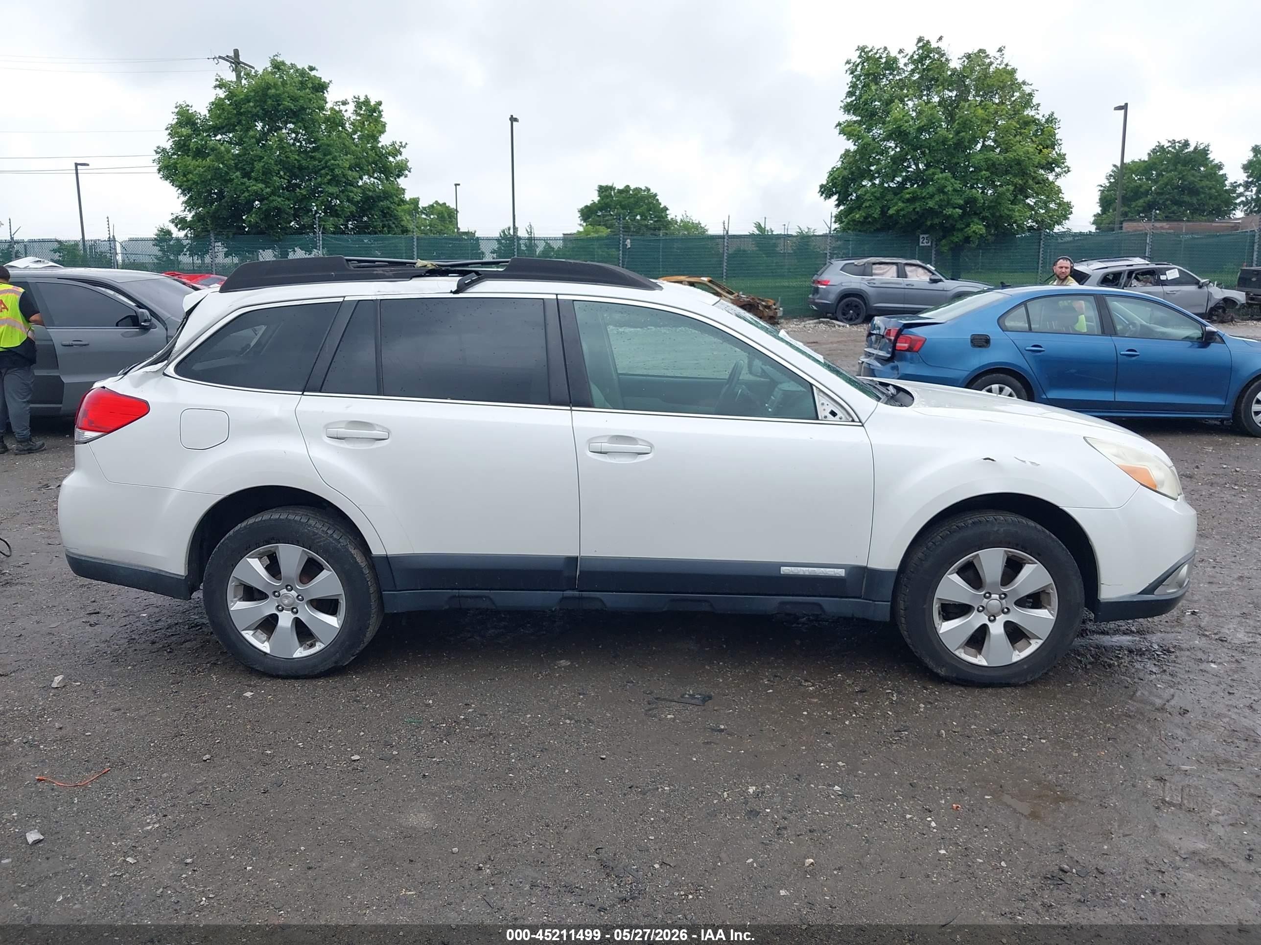 2011 Subaru Outback 2.5i Limited White vin: 4S4BRBJC1B3336823