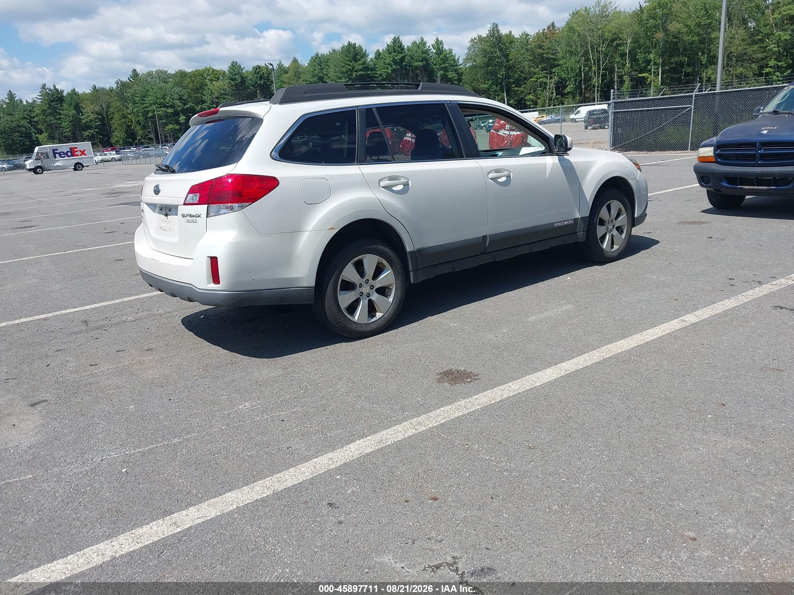 2010 Subaru Outback 2.5i Limited White vin: 4S4BRBJC9A3373097
