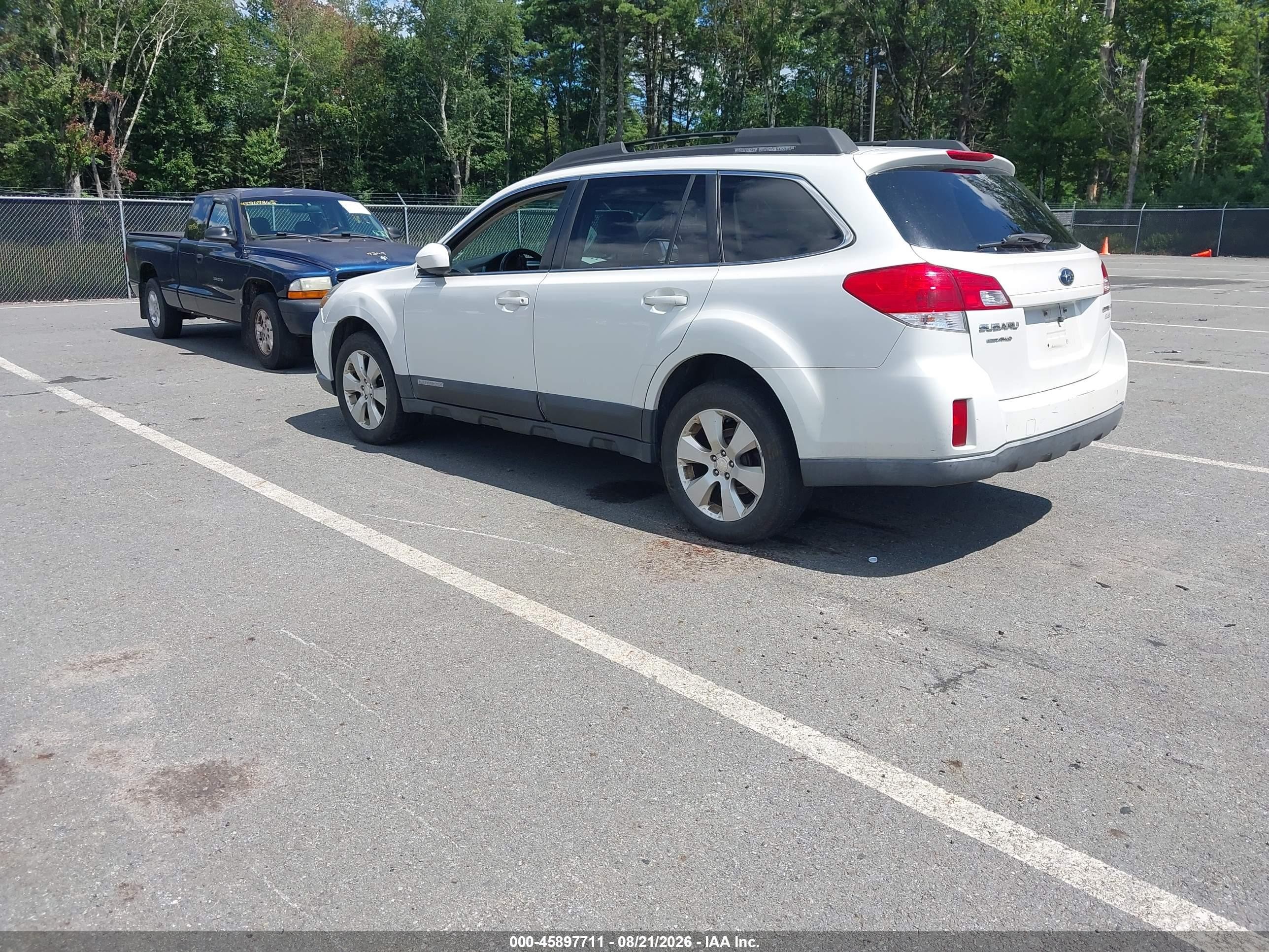 2010 Subaru Outback 2.5i Limited White vin: 4S4BRBJC9A3373097