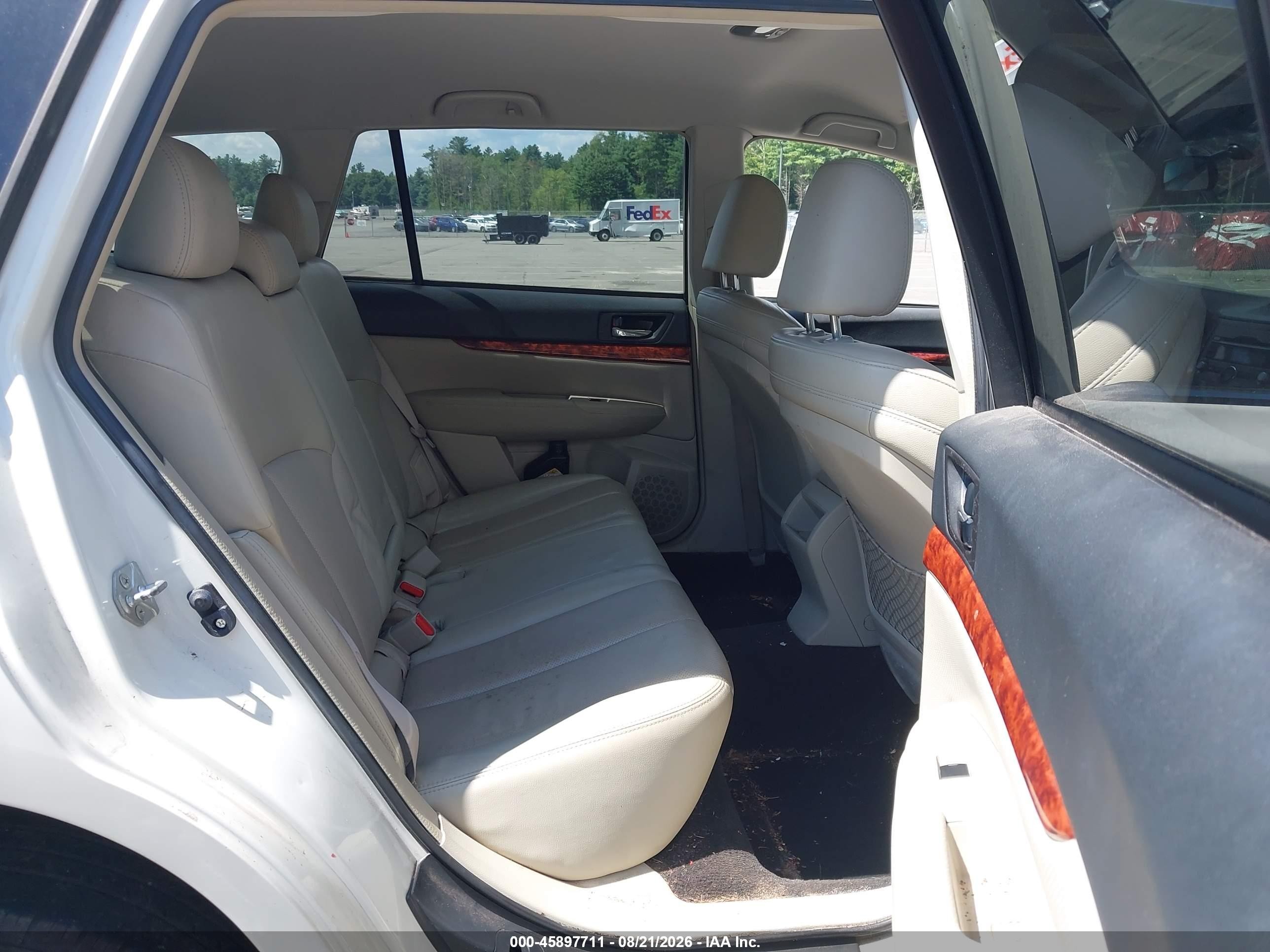 2010 Subaru Outback 2.5i Limited White vin: 4S4BRBJC9A3373097