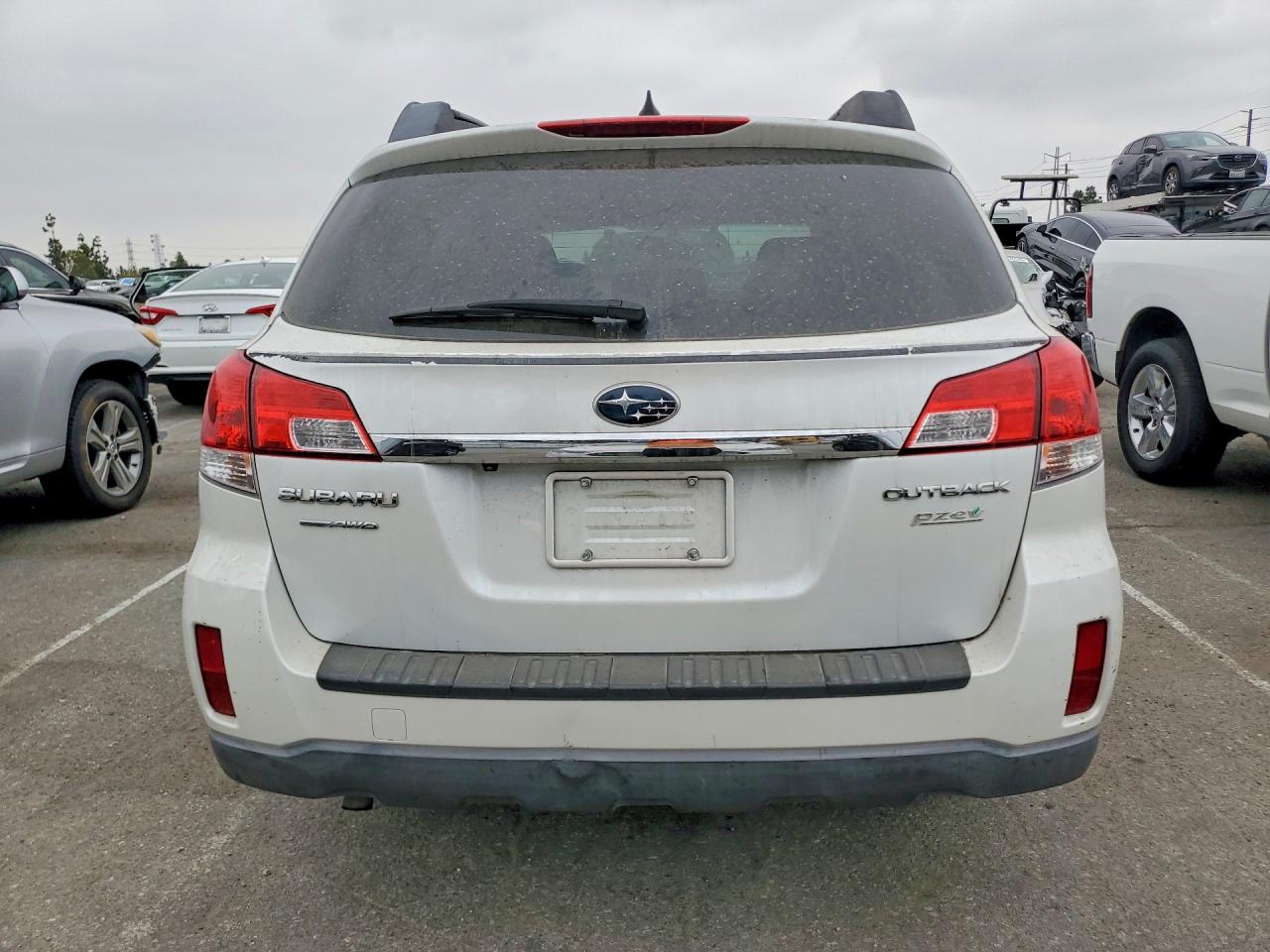 2011 Subaru Outback 2.5i Limited White vin: 4S4BRBKC0B3444431