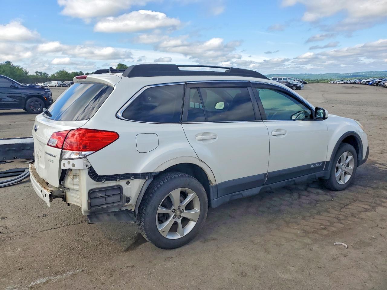 2013 Subaru Outback 2.5i Limited White vin: 4S4BRBKC0D3289723