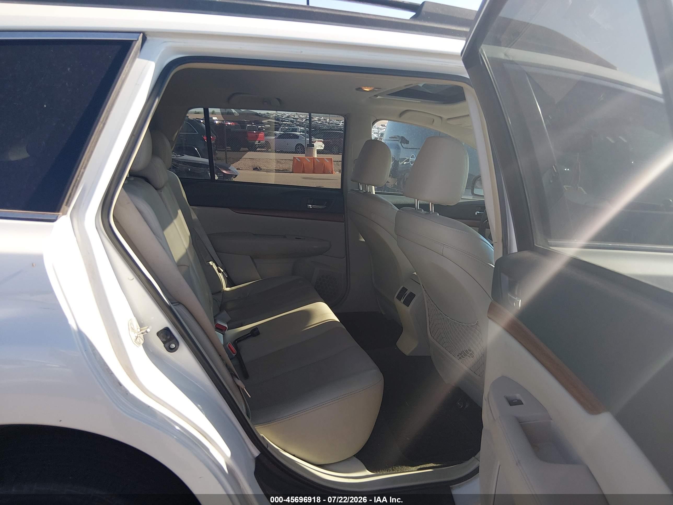 2013 Subaru Outback 2.5i Limited White vin: 4S4BRBKC1D3324785