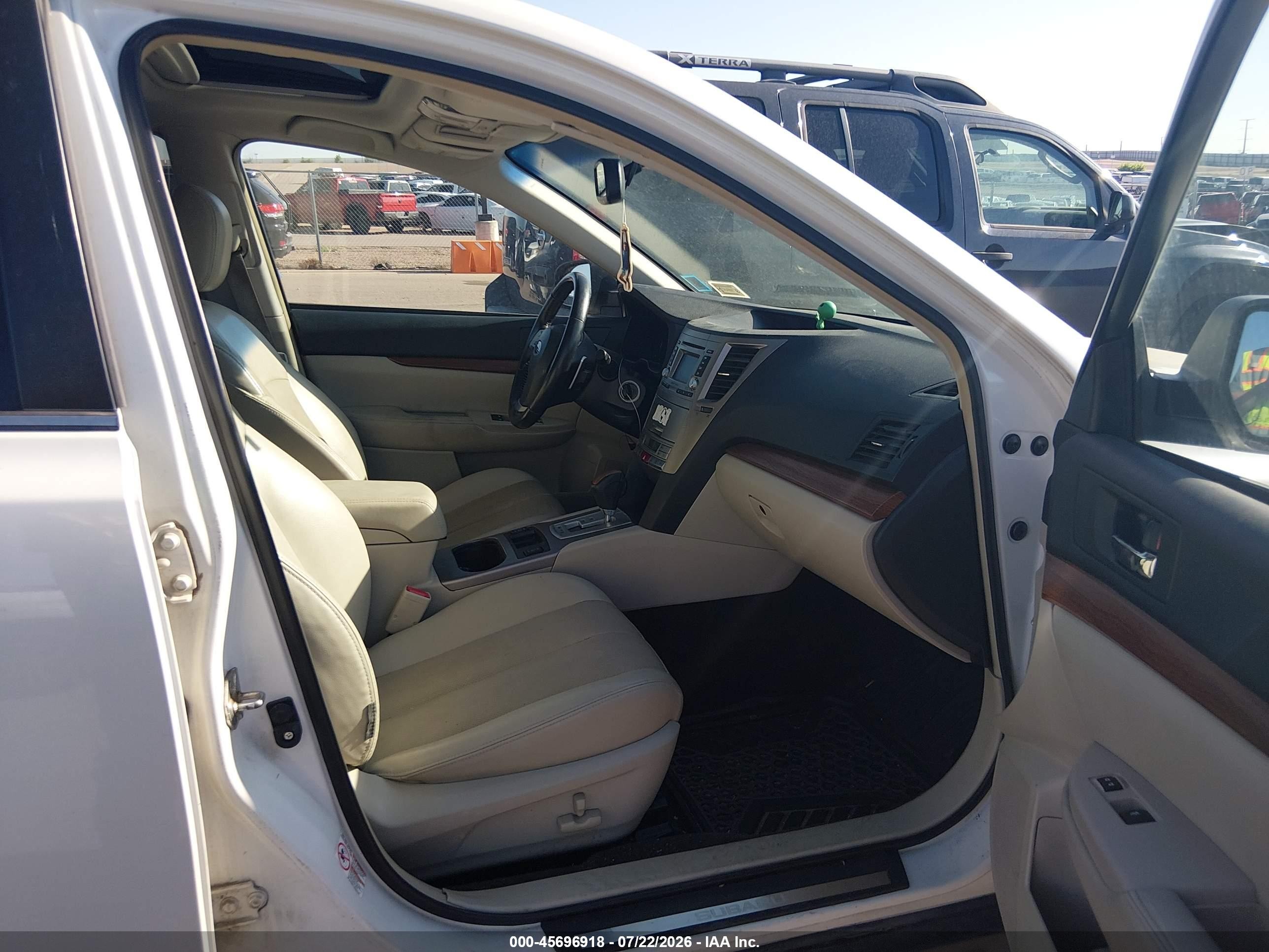 2013 Subaru Outback 2.5i Limited White vin: 4S4BRBKC1D3324785