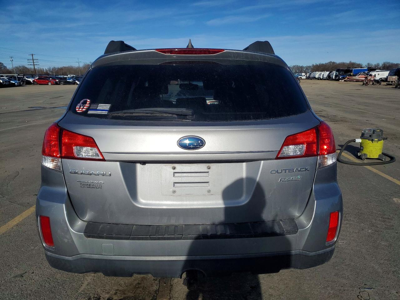 2011 Subaru Outback 2.5i Limited Silver vin: 4S4BRBKC2B3404125