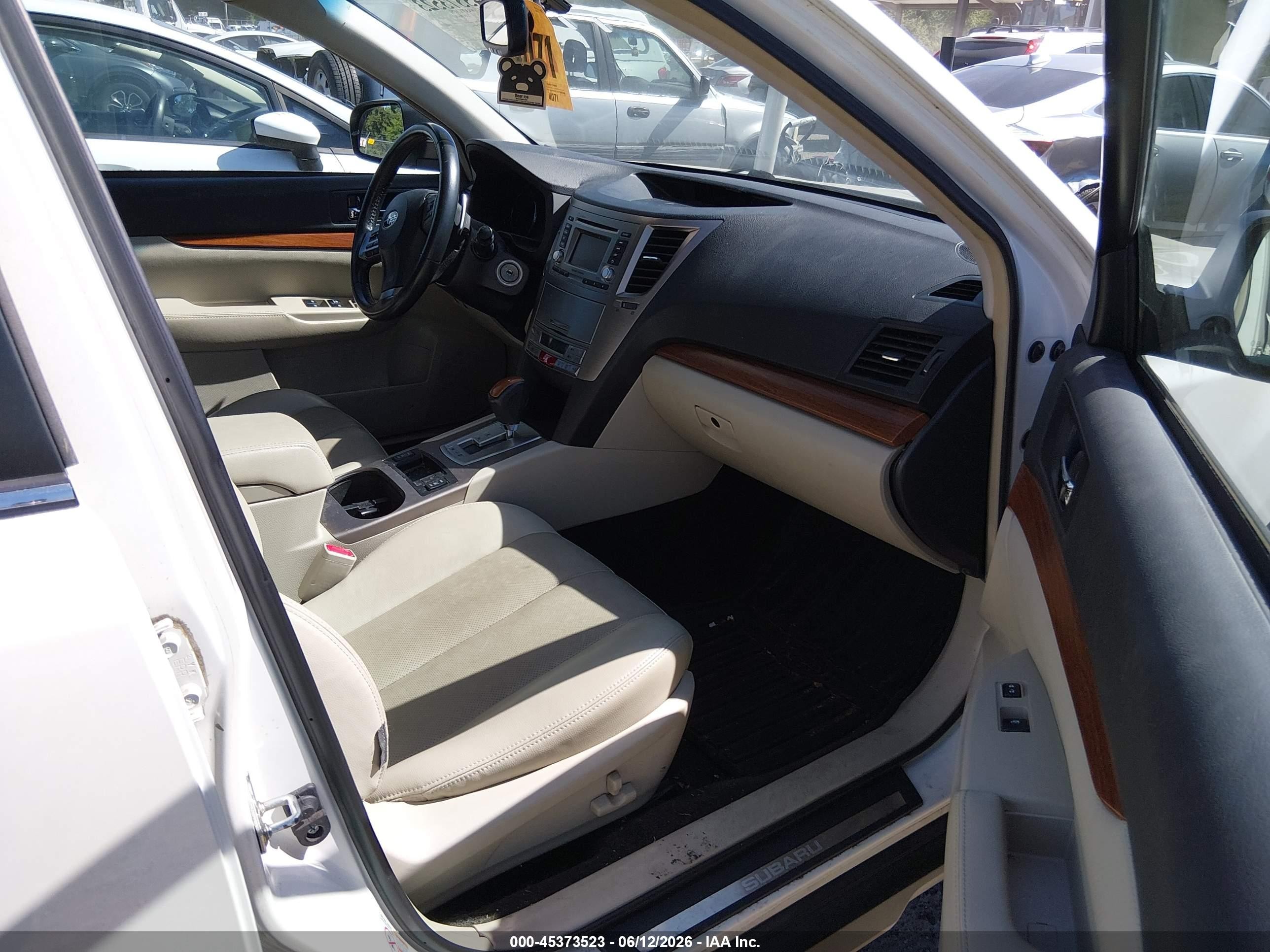 2013 Subaru Outback 2.5i Limited White vin: 4S4BRBKC2D3272678