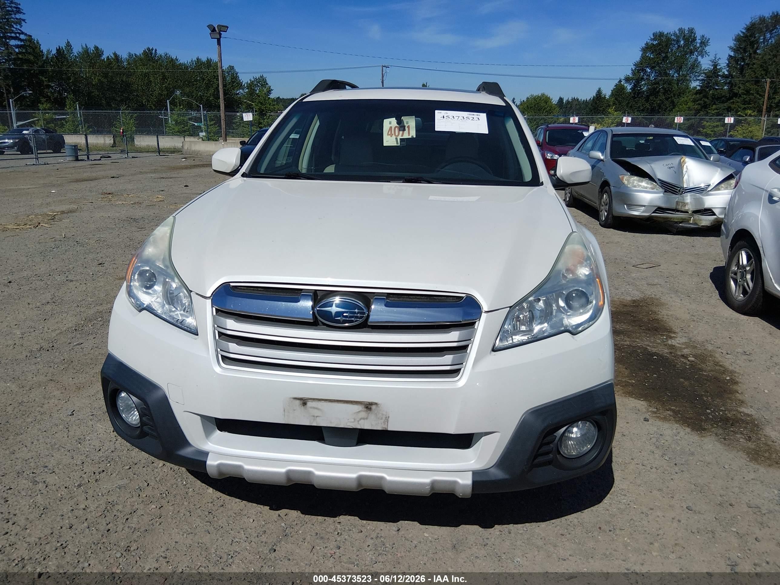 2013 Subaru Outback 2.5i Limited White vin: 4S4BRBKC2D3272678
