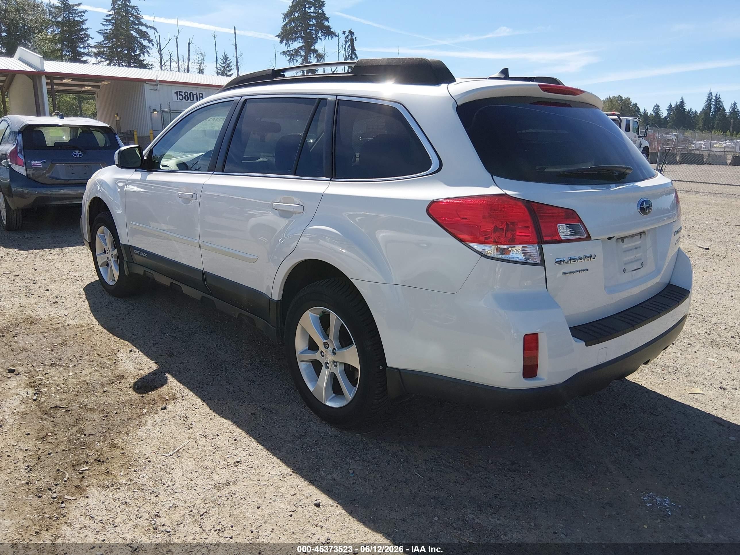 2013 Subaru Outback 2.5i Limited White vin: 4S4BRBKC2D3272678