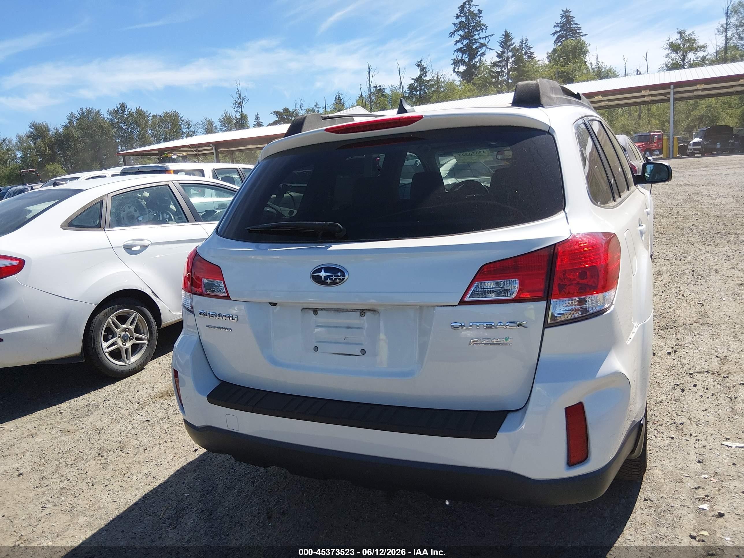 2013 Subaru Outback 2.5i Limited White vin: 4S4BRBKC2D3272678