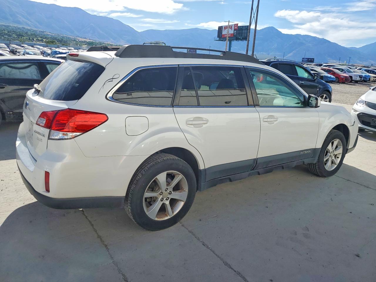 2013 Subaru Outback 2.5i Limited White vin: 4S4BRBKC2D3287021