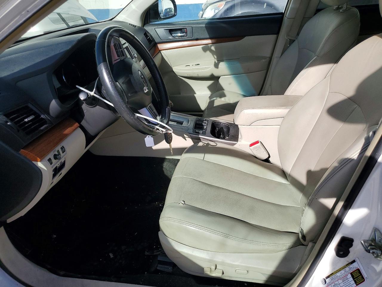 2013 Subaru Outback 2.5i Limited White vin: 4S4BRBKC2D3287021