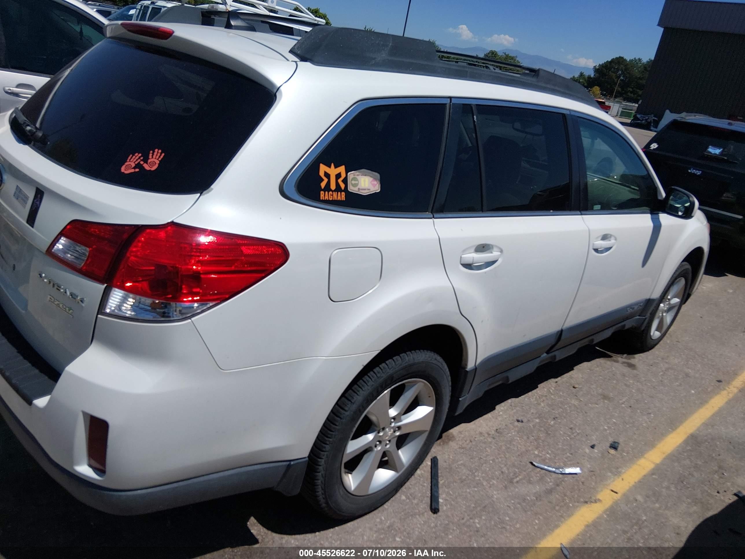 2013 Subaru Outback 2.5i Limited White vin: 4S4BRBKC3D3285083