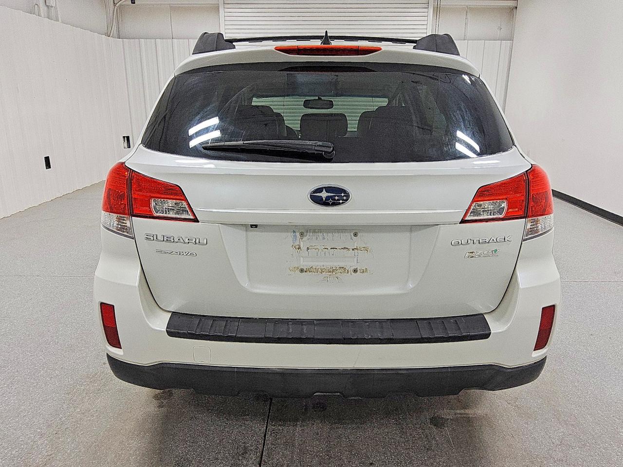2011 Subaru Outback 2.5i Limited White vin: 4S4BRBKC4B3358751