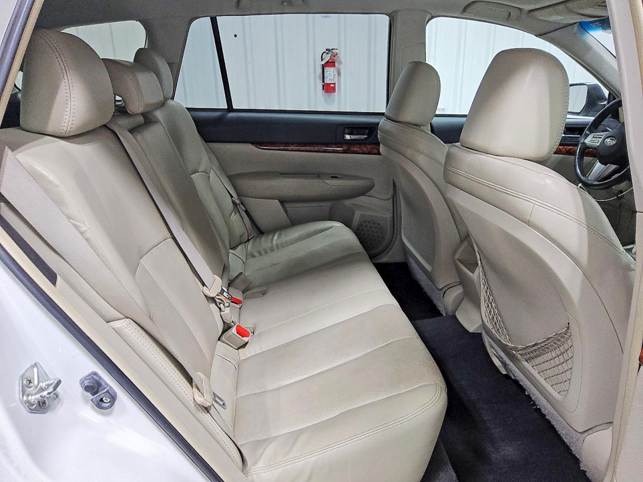 2011 Subaru Outback 2.5i Limited White vin: 4S4BRBKC4B3358751