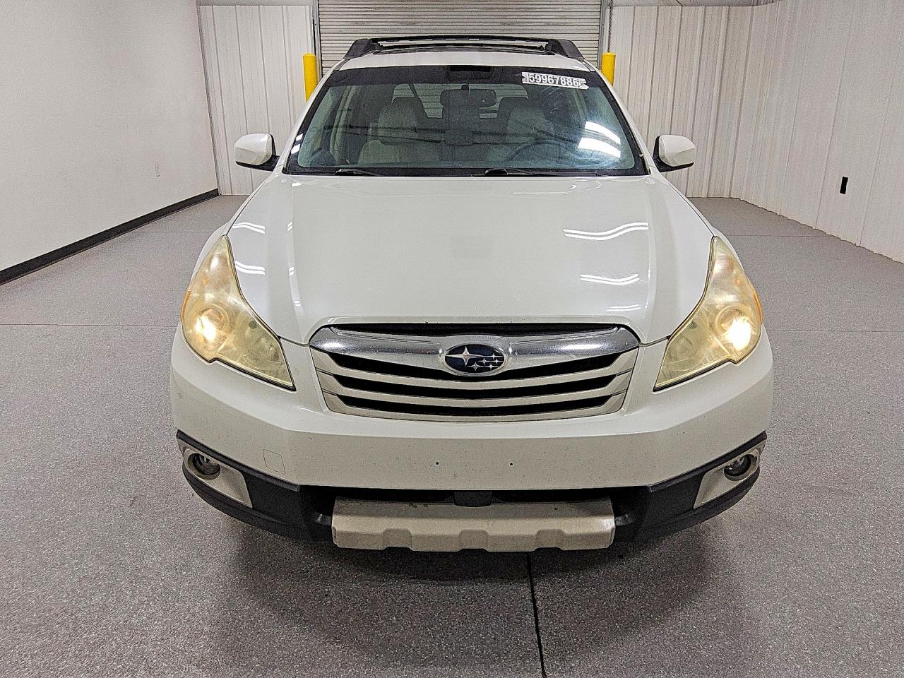 2011 Subaru Outback 2.5i Limited White vin: 4S4BRBKC4B3358751