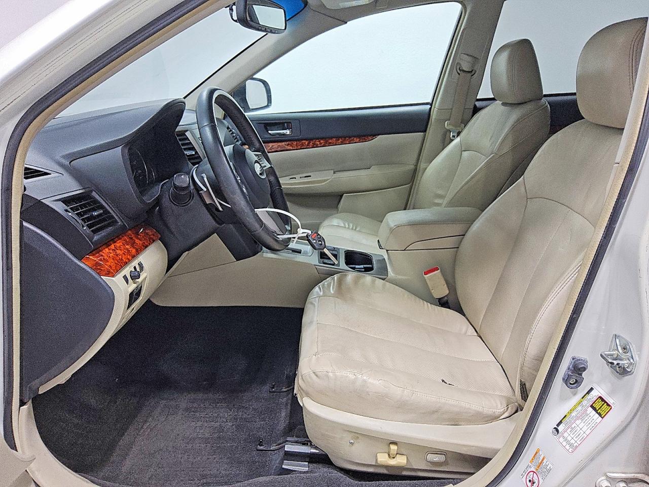2011 Subaru Outback 2.5i Limited White vin: 4S4BRBKC4B3358751