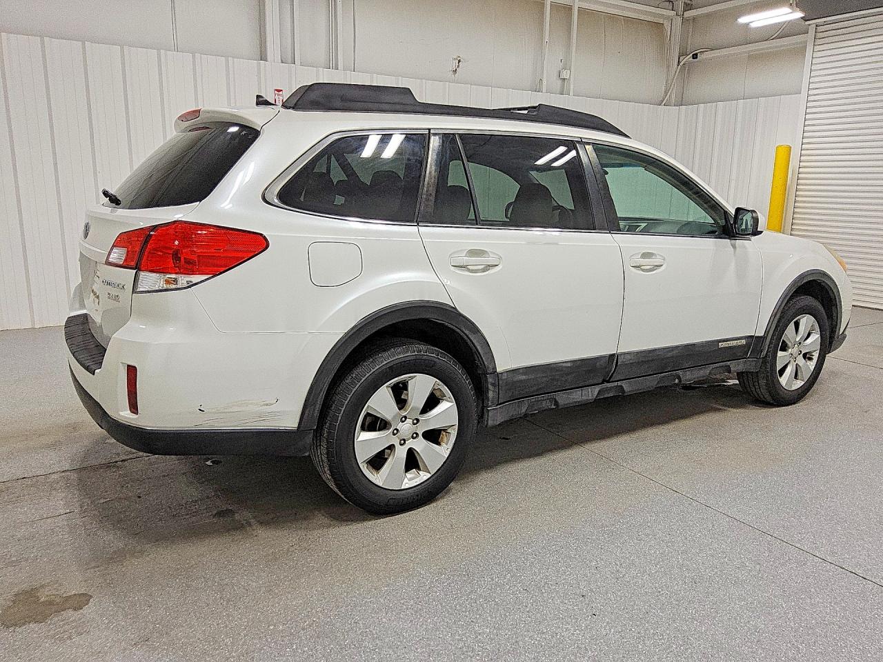 2011 Subaru Outback 2.5i Limited White vin: 4S4BRBKC4B3358751