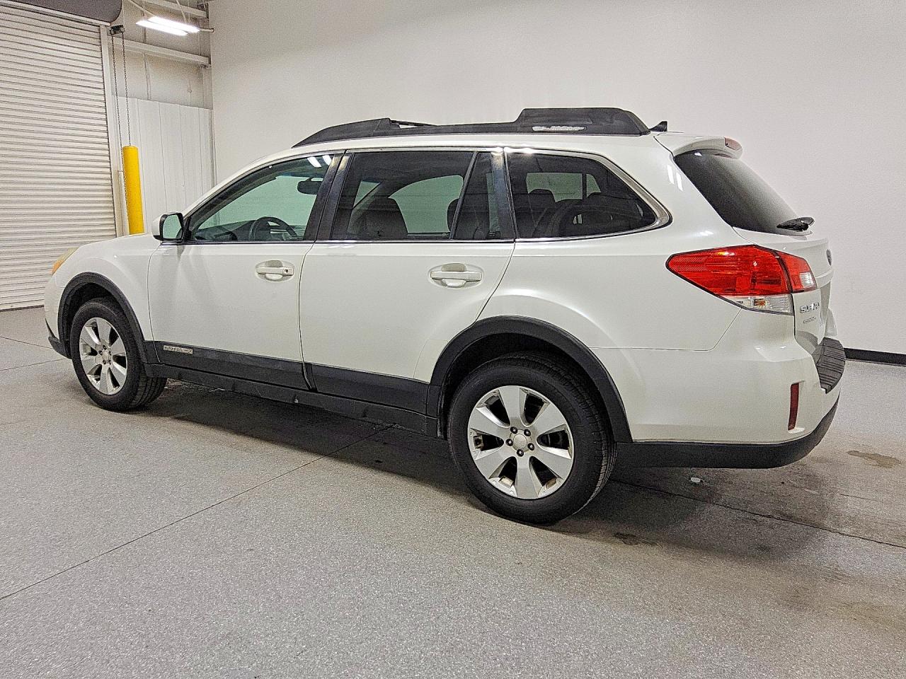 2011 Subaru Outback 2.5i Limited White vin: 4S4BRBKC4B3358751