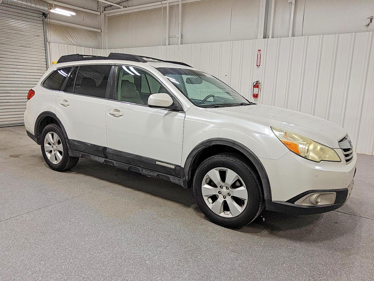 2011 Subaru Outback 2.5i Limited White vin: 4S4BRBKC4B3358751