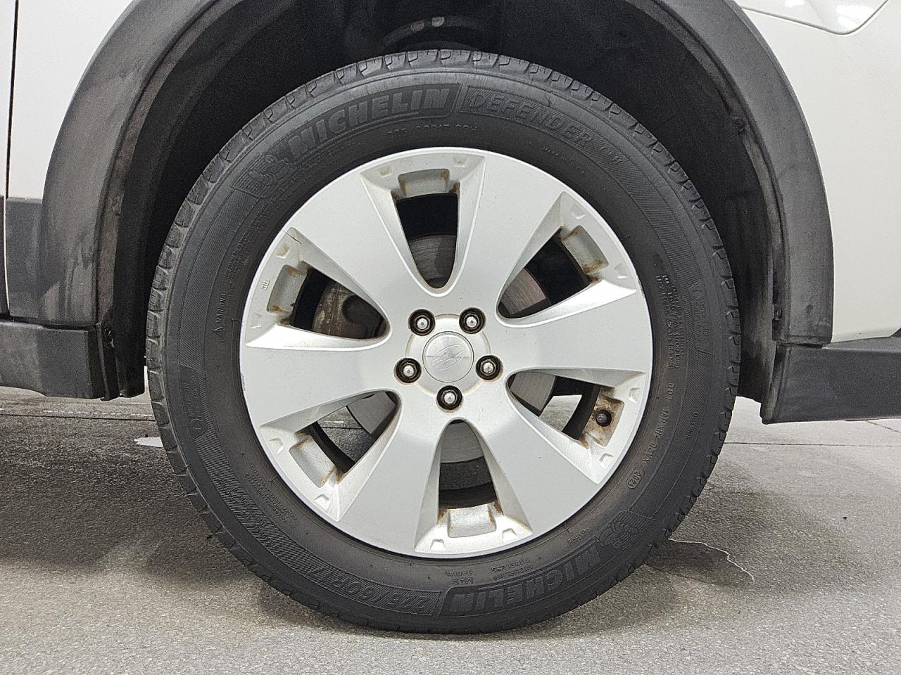 2011 Subaru Outback 2.5i Limited White vin: 4S4BRBKC4B3358751 Damage: Right Front Wheel, Curb Rash, 1 To 2 Inches