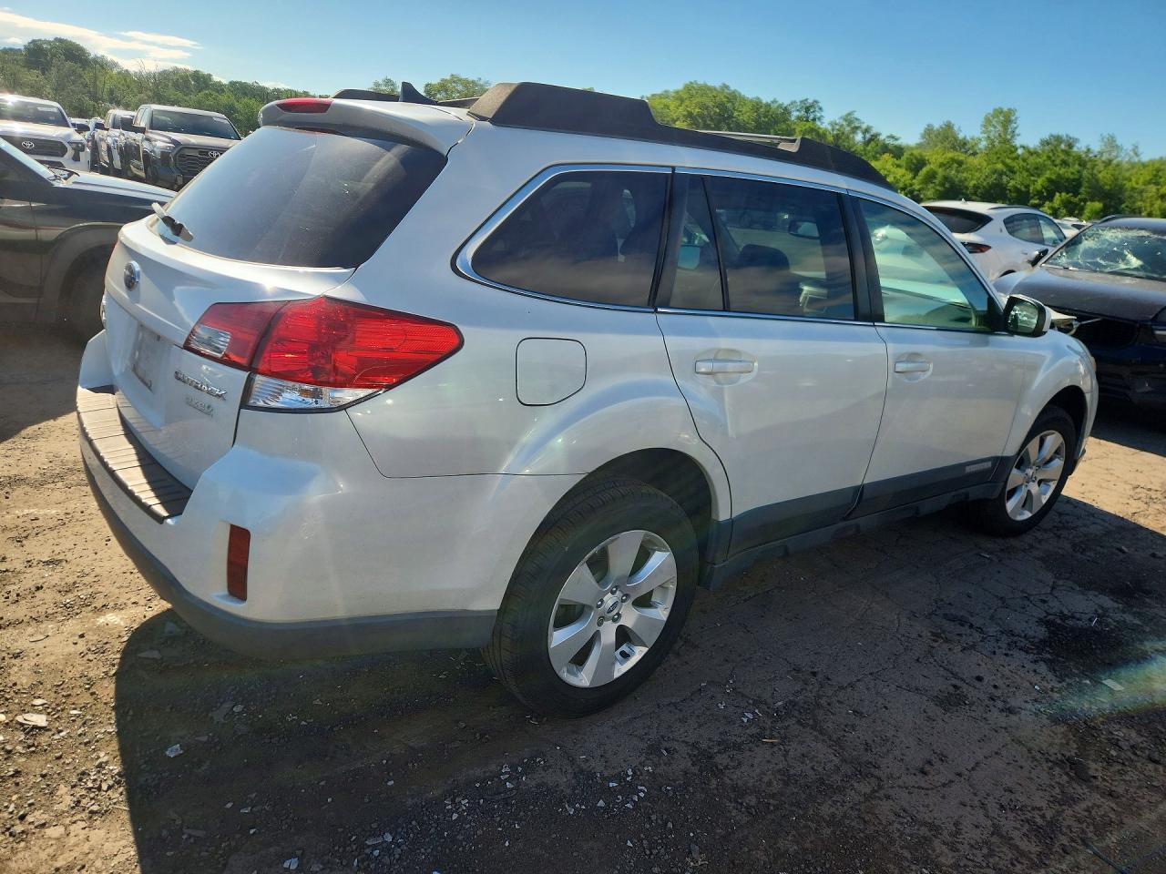2012 Subaru Outback 2.5i Limited White vin: 4S4BRBKC4C3207359