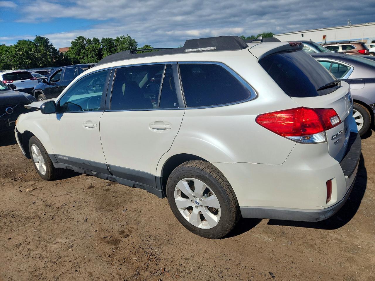2012 Subaru Outback 2.5i Limited White vin: 4S4BRBKC4C3207359