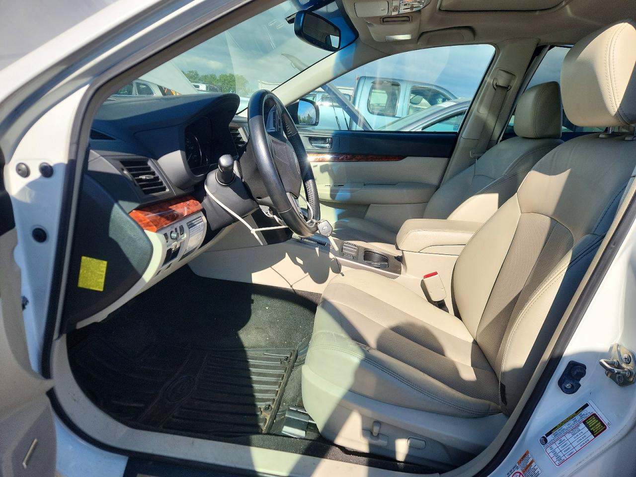 2012 Subaru Outback 2.5i Limited White vin: 4S4BRBKC4C3207359