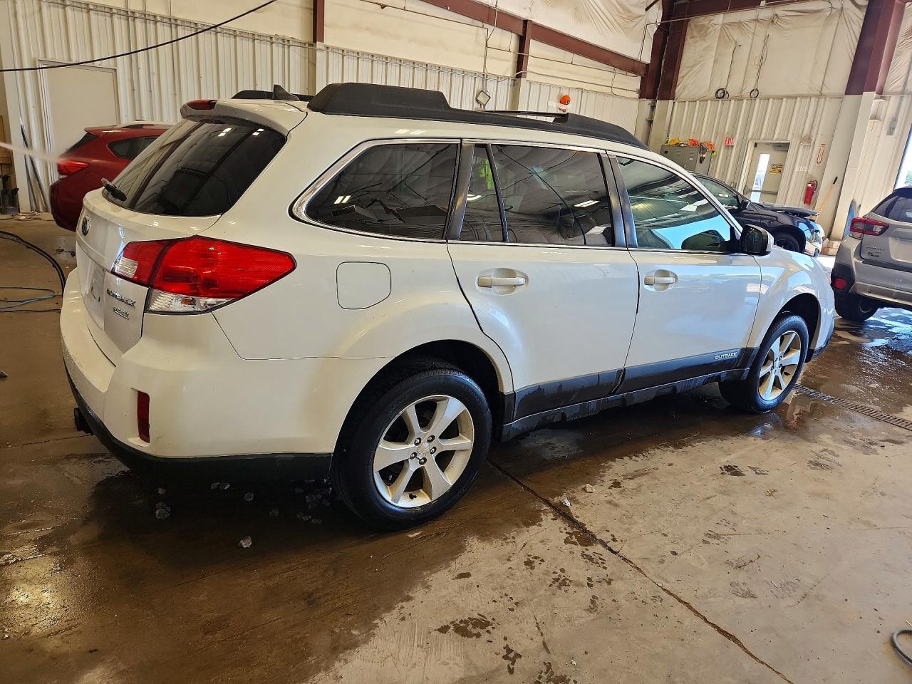 2013 Subaru Outback 2.5i Limited White vin: 4S4BRBKC4D3301906
