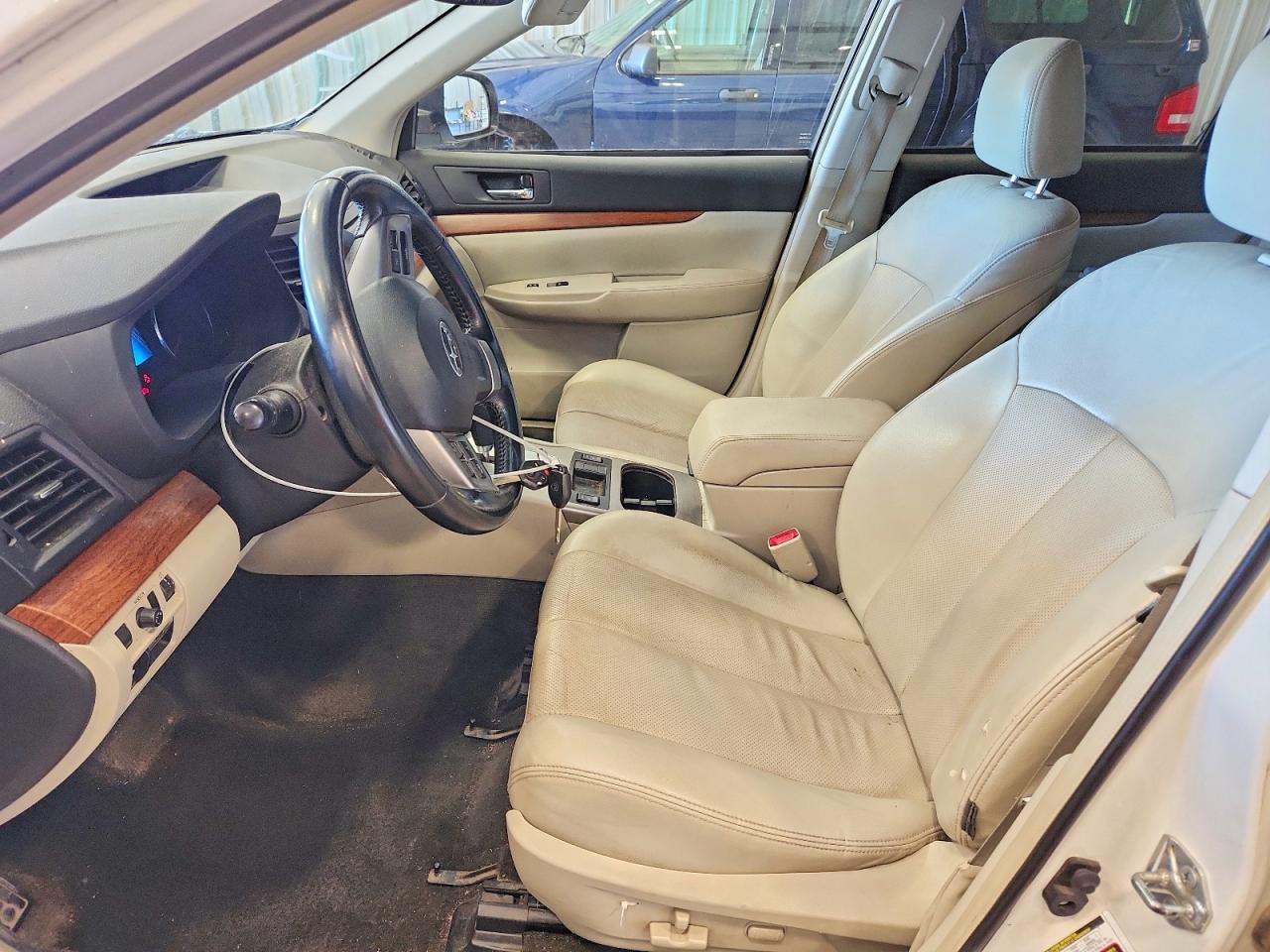 2013 Subaru Outback 2.5i Limited White vin: 4S4BRBKC4D3301906