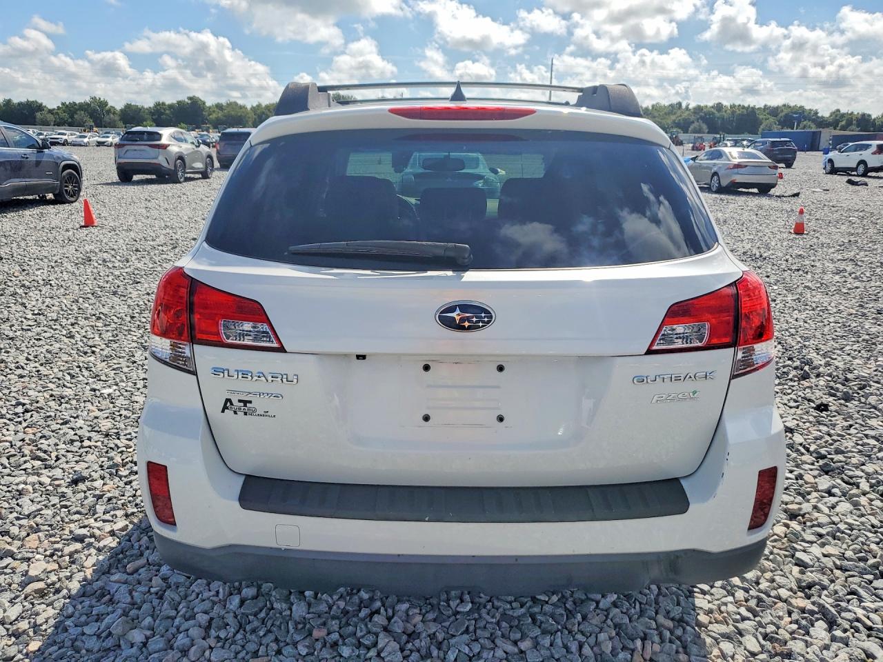 2013 Subaru Outback 2.5i Limited White vin: 4S4BRBKC5D3238900