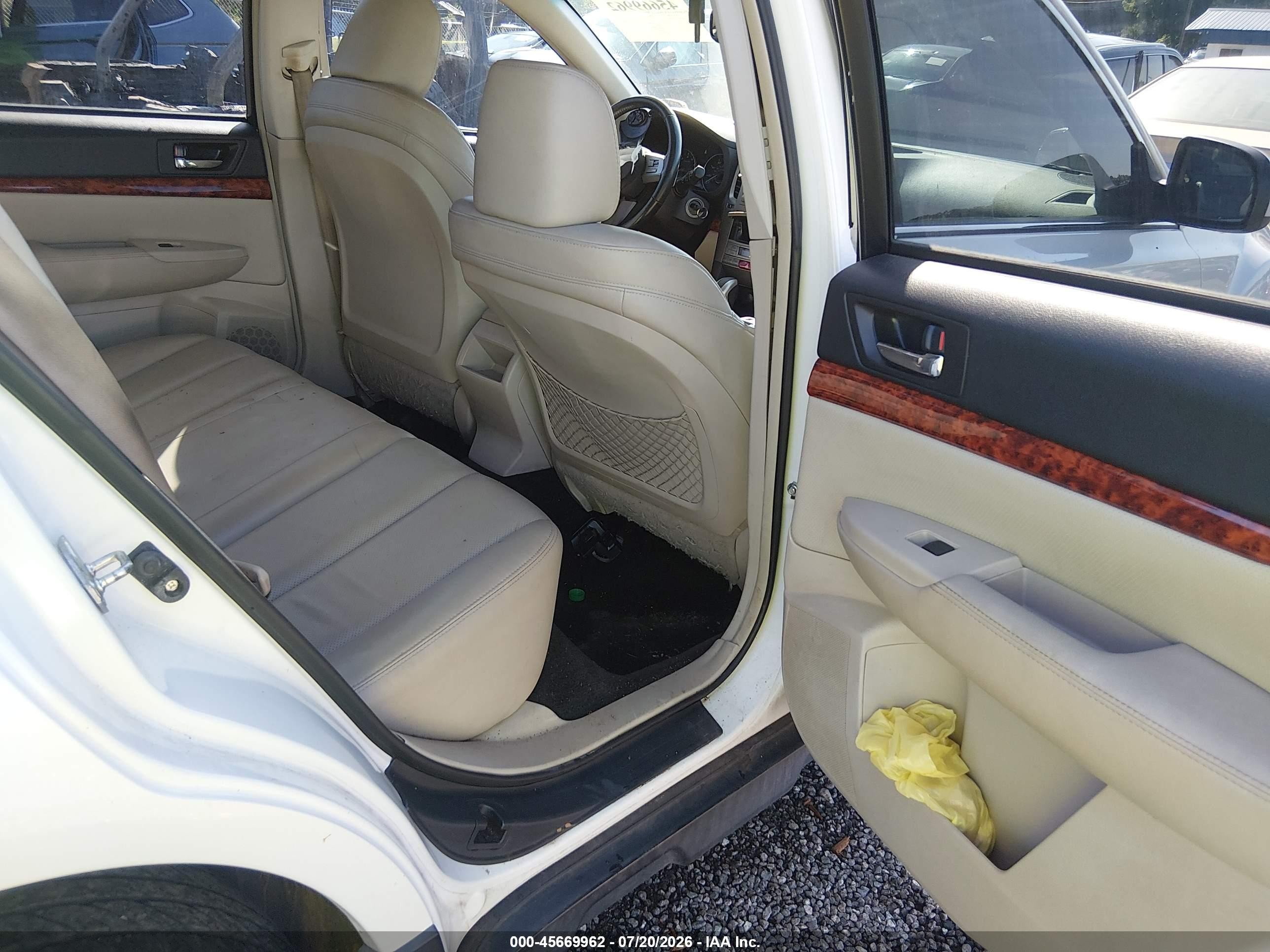 2011 Subaru Outback 2.5i Limited White vin: 4S4BRBKC6B3320566