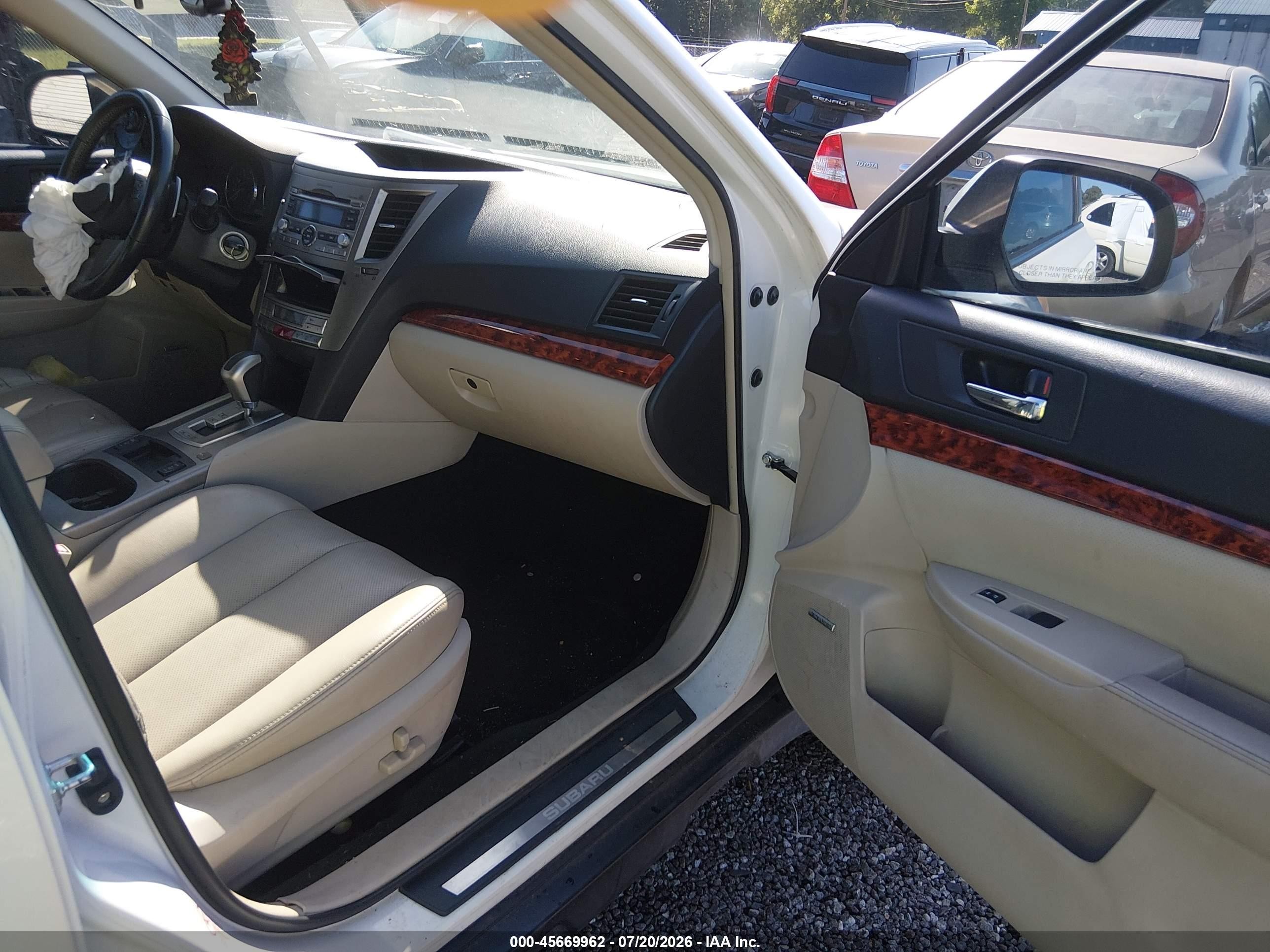 2011 Subaru Outback 2.5i Limited White vin: 4S4BRBKC6B3320566