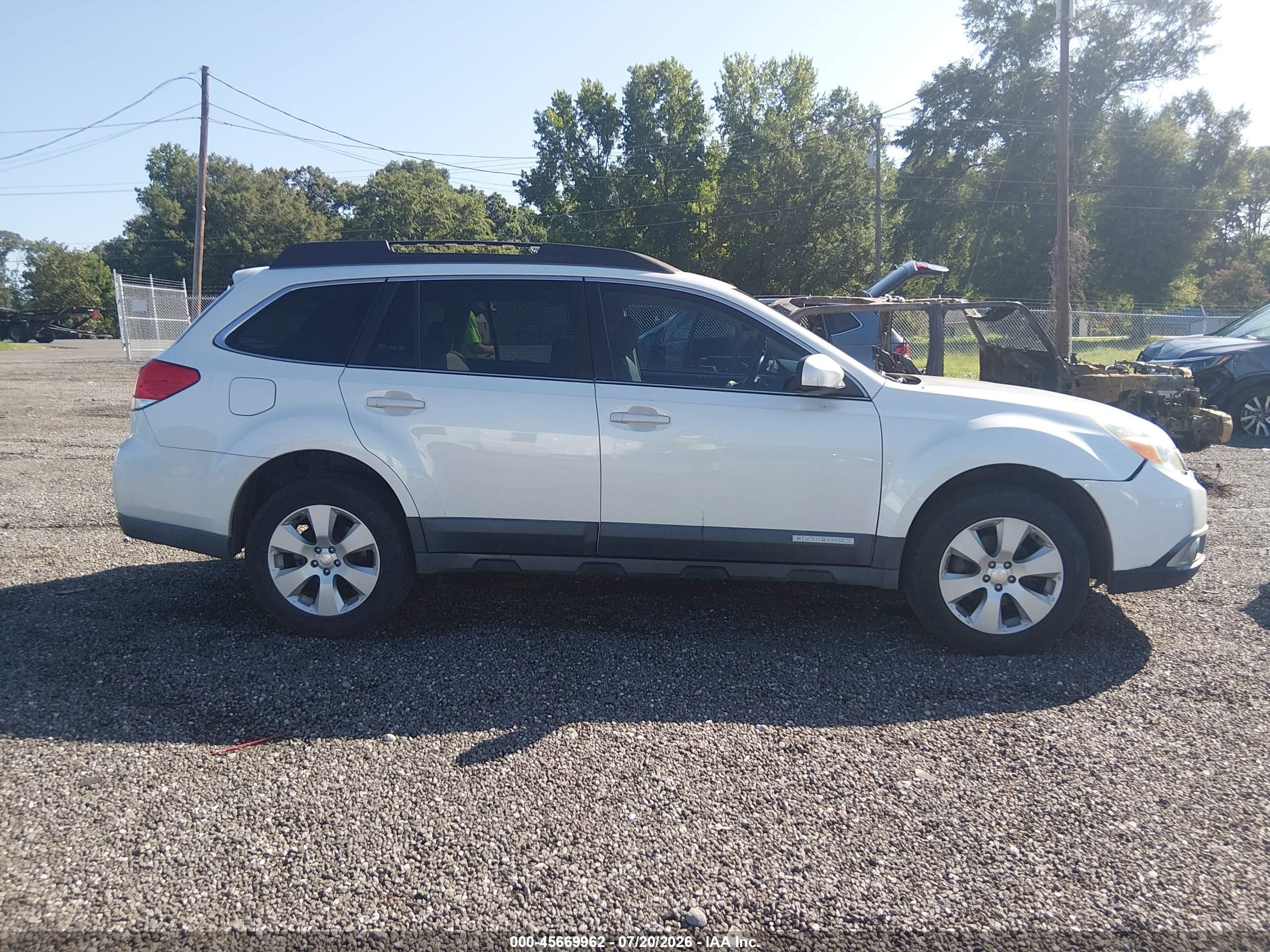 2011 Subaru Outback 2.5i Limited White vin: 4S4BRBKC6B3320566