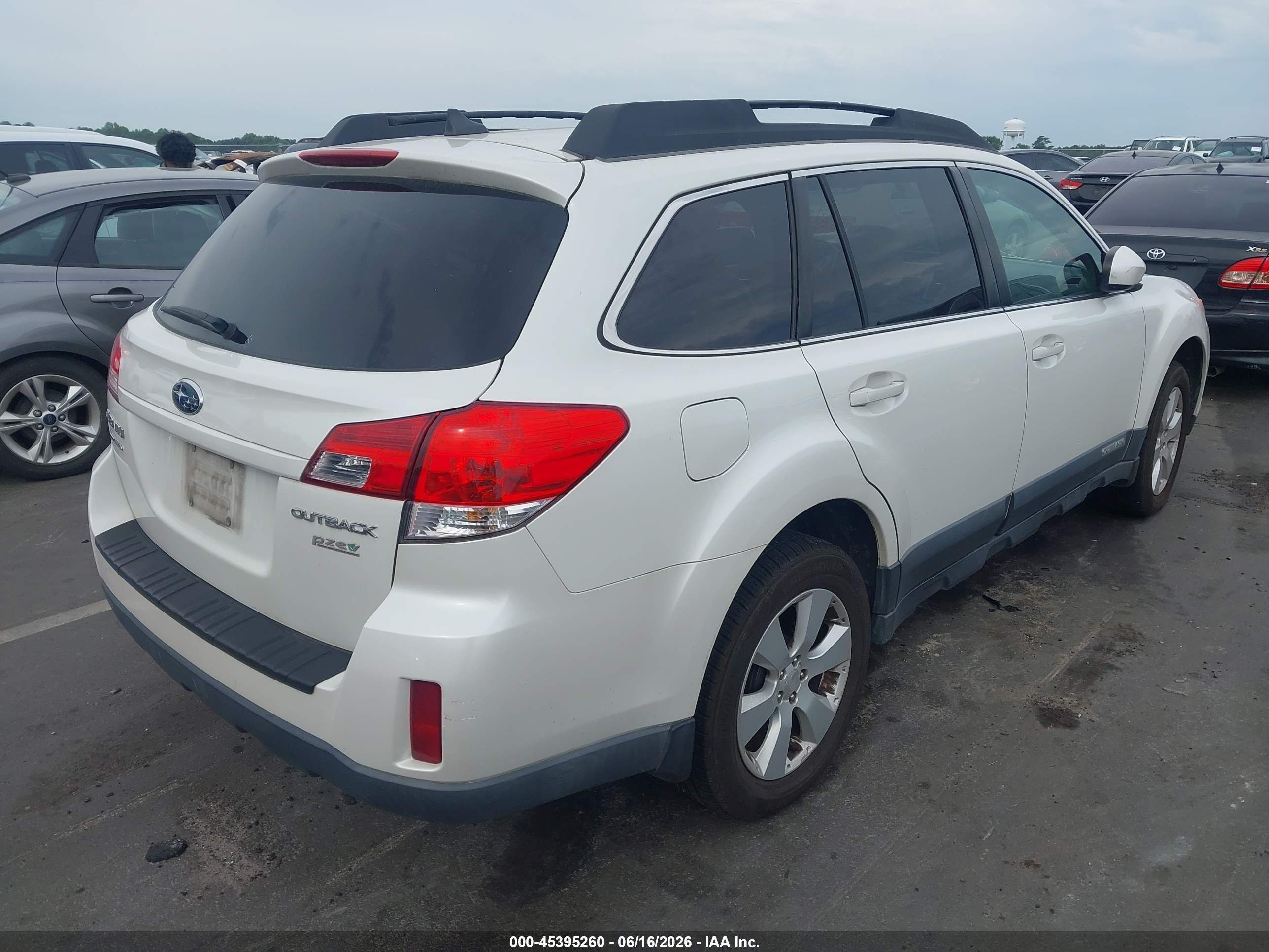 2011 Subaru Outback 2.5i Limited White vin: 4S4BRBKC6B3346097