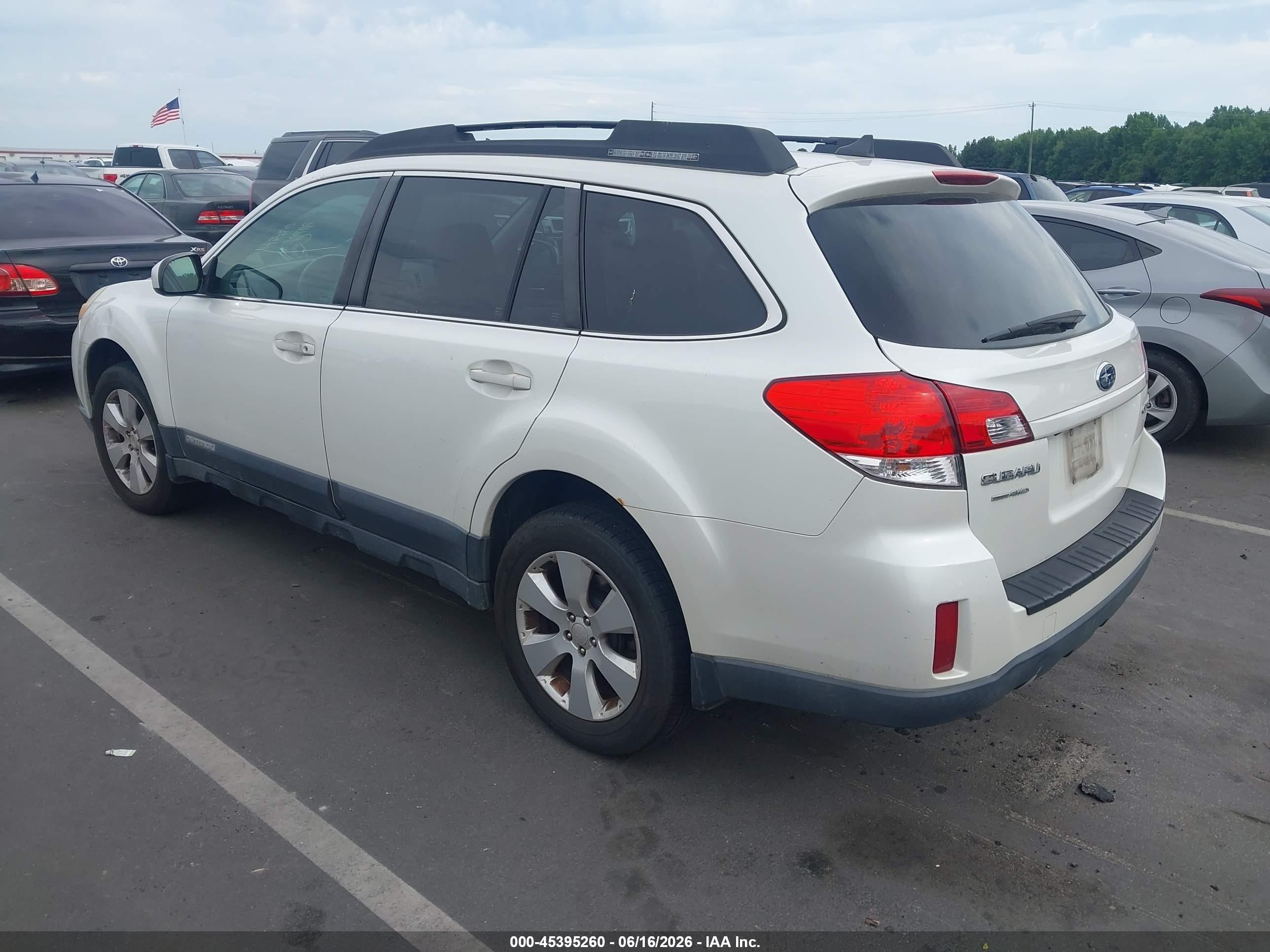 2011 Subaru Outback 2.5i Limited White vin: 4S4BRBKC6B3346097